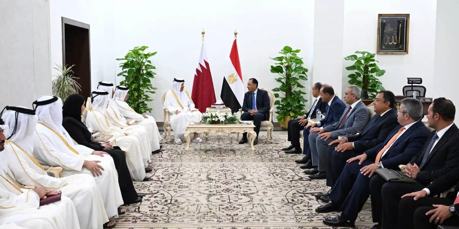 رئيس الوزراء يجتمع مع نظيره القطري