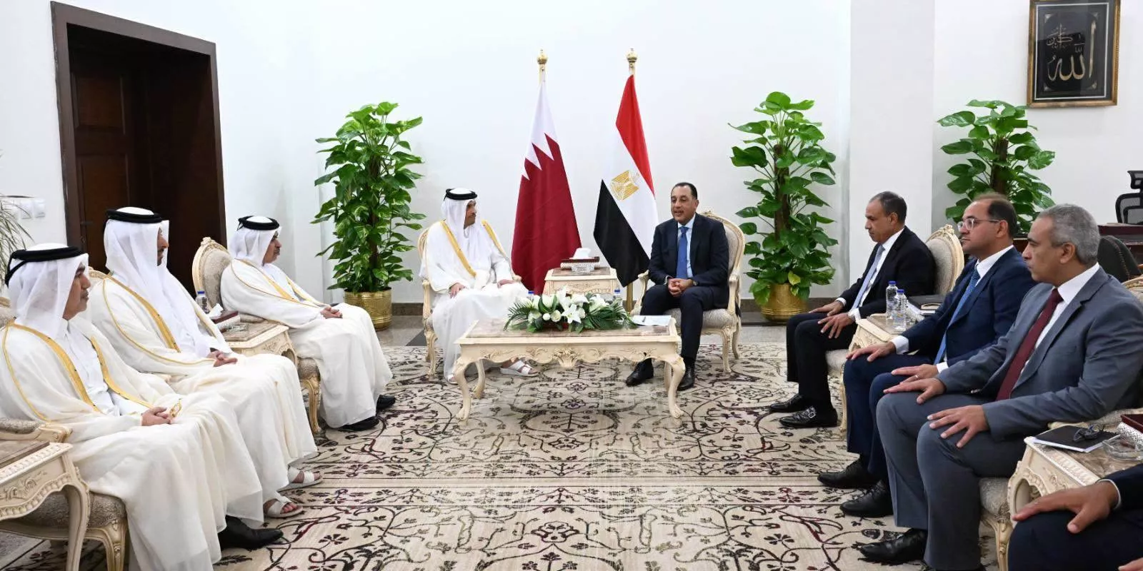رئيس الوزراء يجتمع مع نظيره القطري