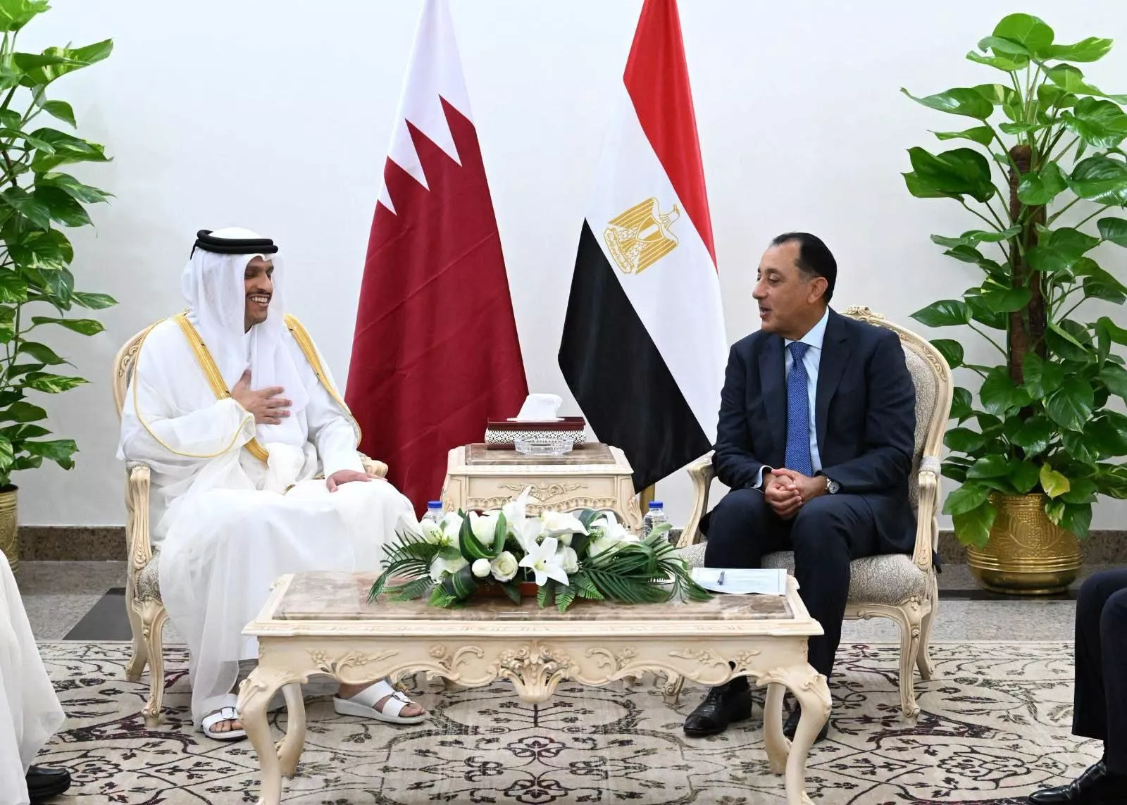 رئيس الوزراء يجتمع مع نظيره القطري