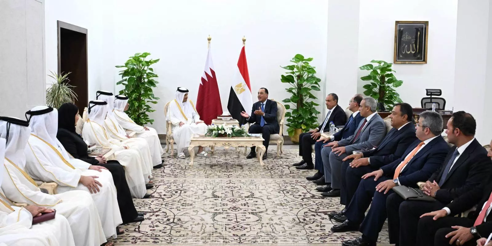 رئيس الوزراء يجتمع مع نظيره القطري