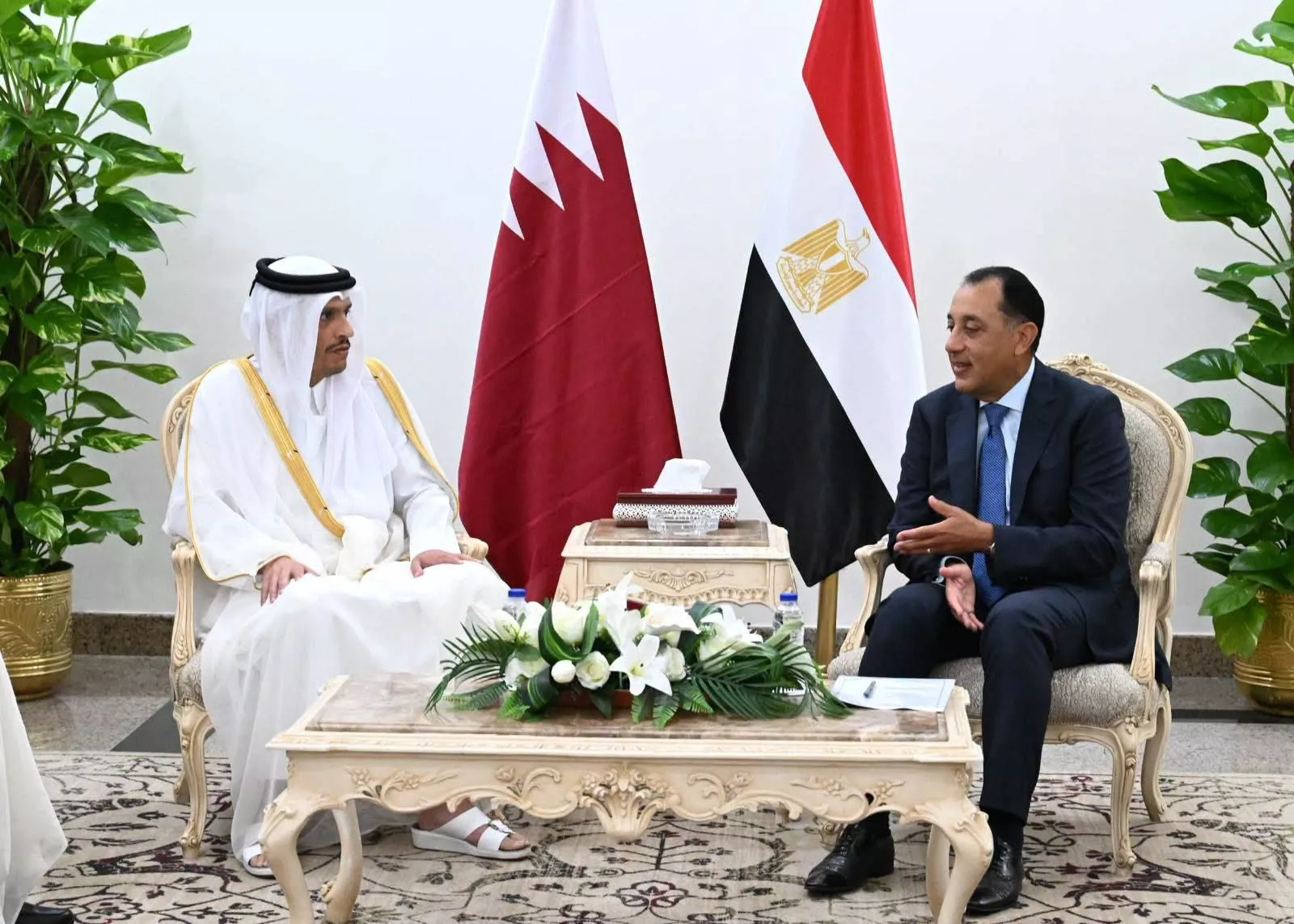 رئيس الوزراء يجتمع مع نظيره القطري