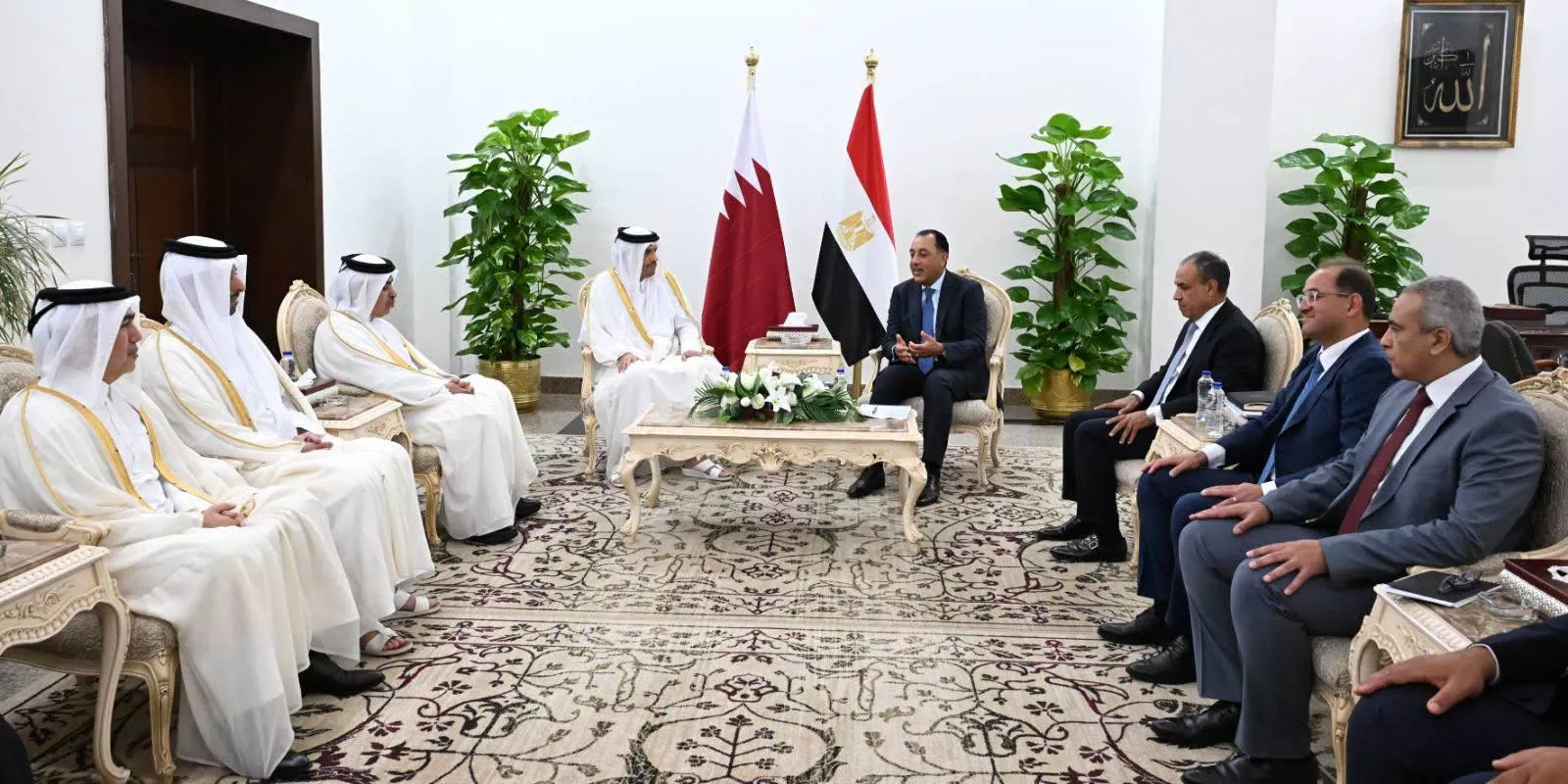 رئيس الوزراء يجتمع مع نظيره القطري