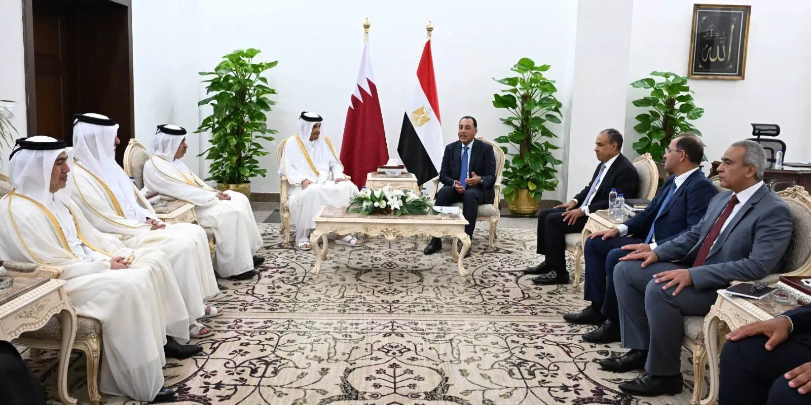 رئيس الوزراء يجتمع مع نظيره القطري