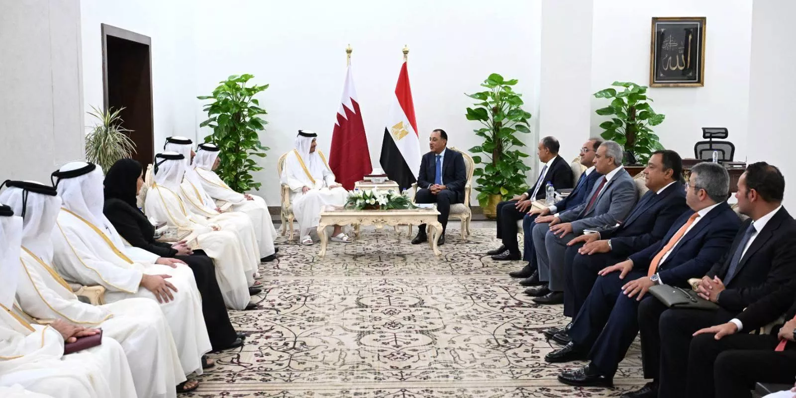 رئيس الوزراء يجتمع مع نظيره القطري