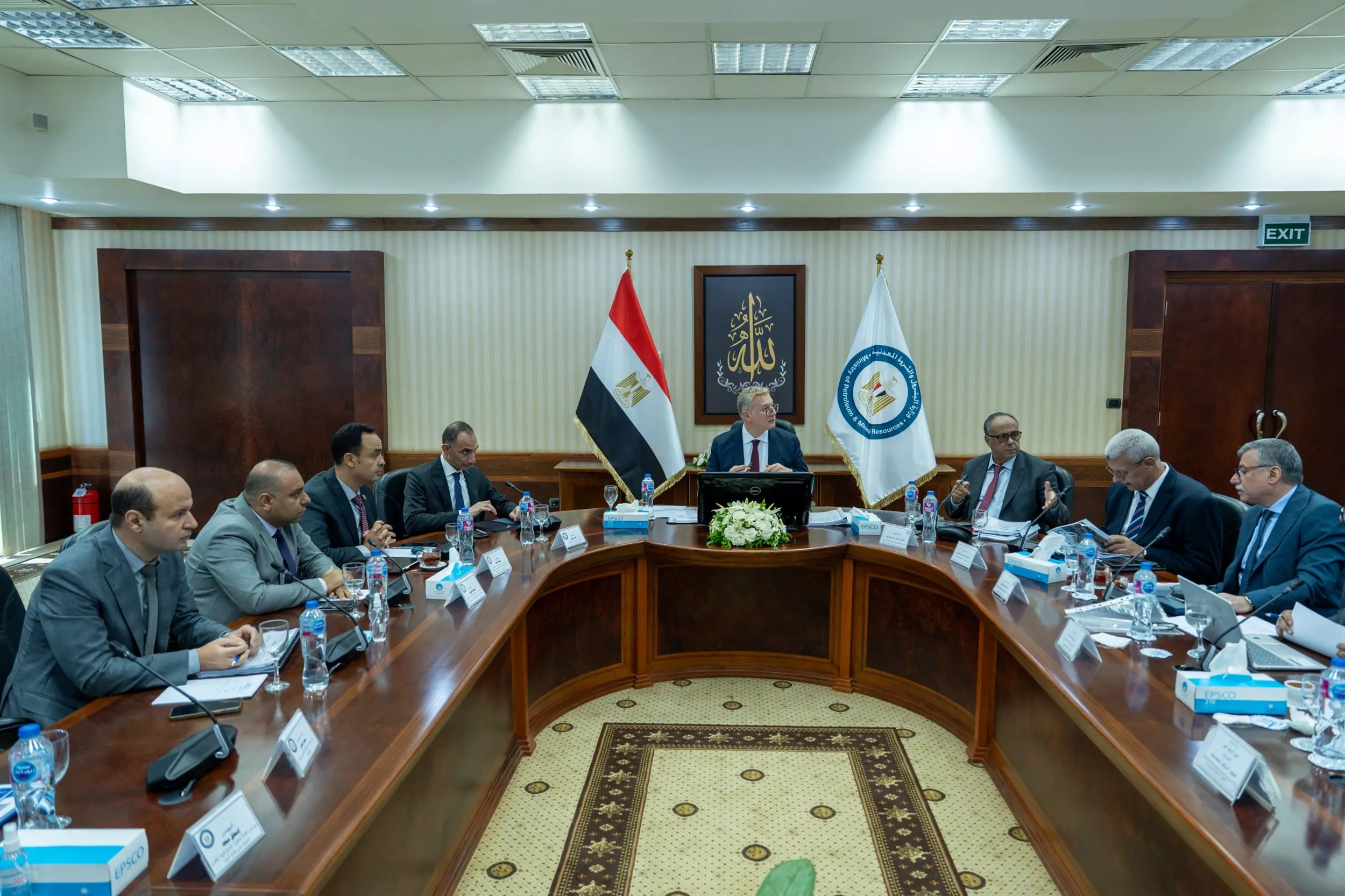 وزير البترول يترأس اجتماع شركة العامرية لتكرير البترول بمشاركة عدد من الوزراء عبر الفيديوكونفرانس