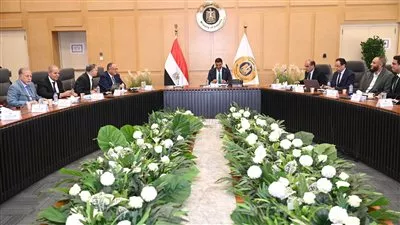 «الصناعة» تبحث تشكيل تحالفات بين شُعب مواد البناء للتوسع بمشروعات إعادة الإعمار