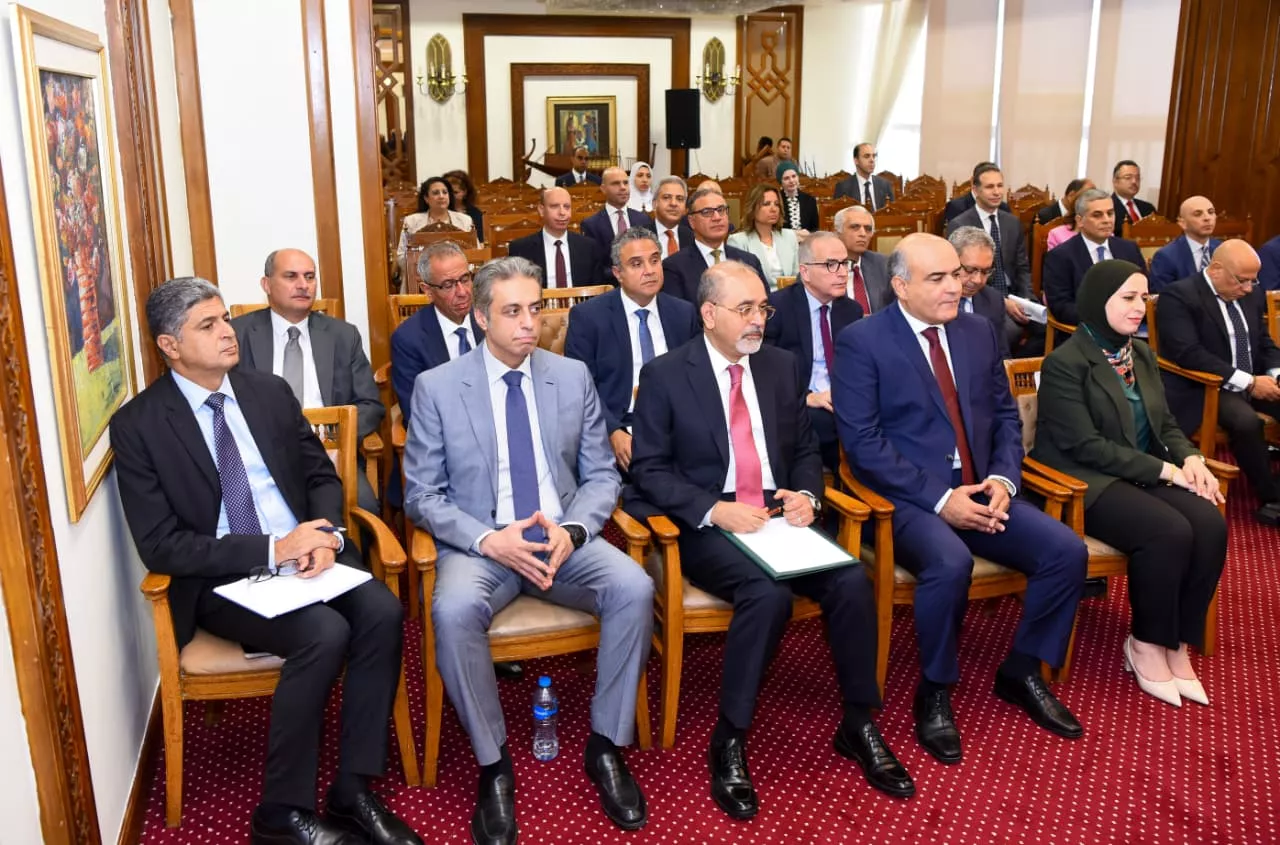 وزير الخارجية يجتمع مع وزير الاستثمار والتجارة الخارجية