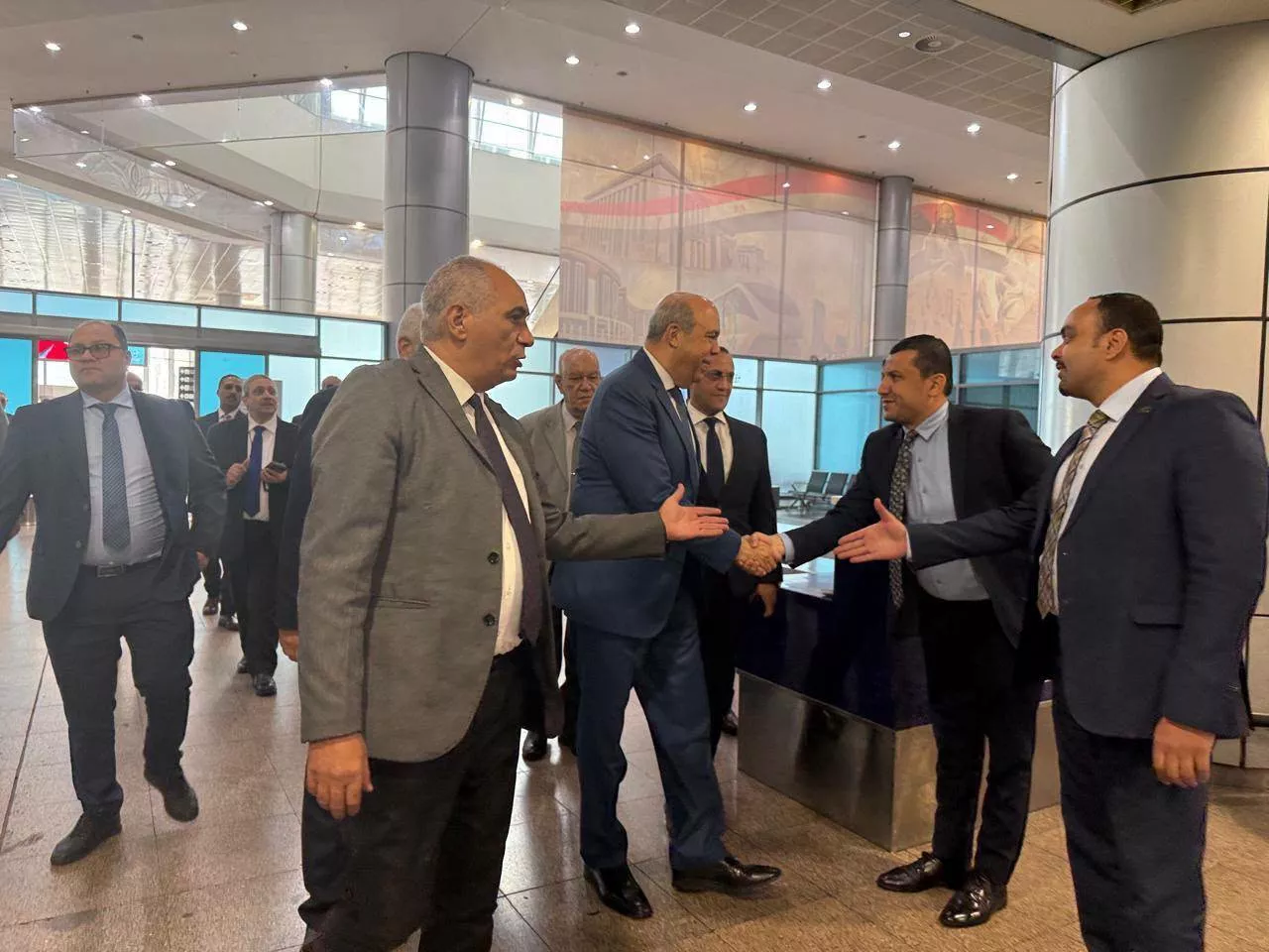 وزير الطيران المدني في زيارة ميدانية لمطار القاهرة الدولي