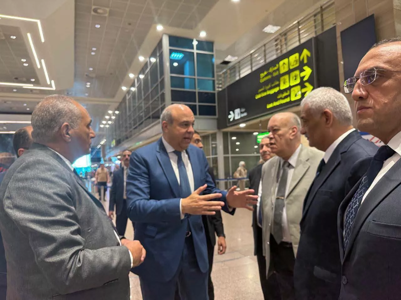 وزير الطيران المدني في زيارة ميدانية لمطار القاهرة الدولي