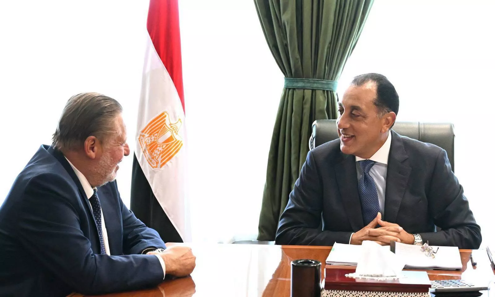 رئيس الوزراء يلتقي محافظ البنك المركزي 