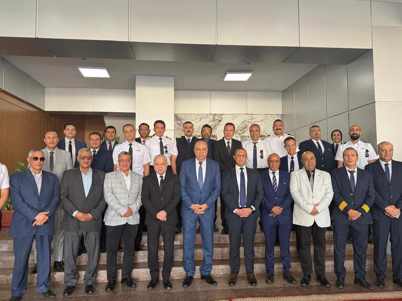 وزير الطيران المدنى يتابع التشغيل التجريبى للأنظمة الرادارية ببرج المراقبة