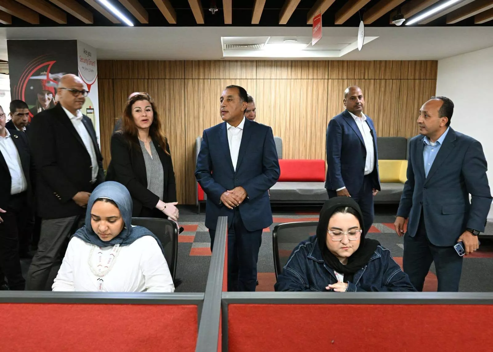 رئيس الوزراء يزور شركة فودافون للحلول الذكية
