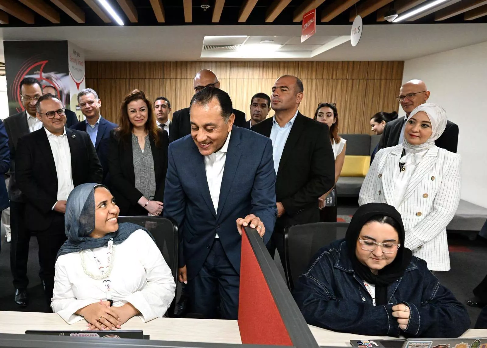 رئيس الوزراء يزور شركة فودافون للحلول الذكية