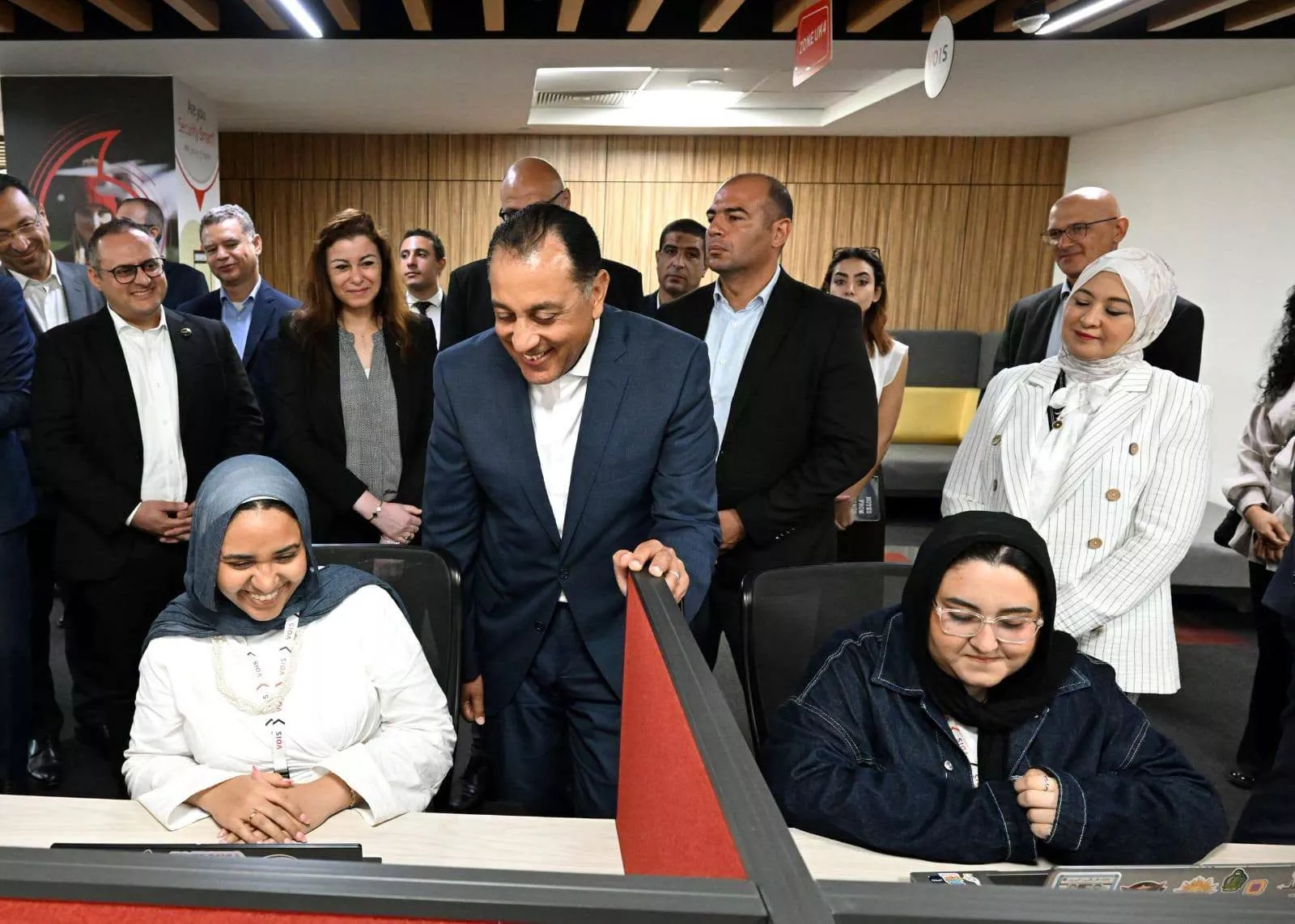 رئيس الوزراء يزور شركة فودافون للحلول الذكية