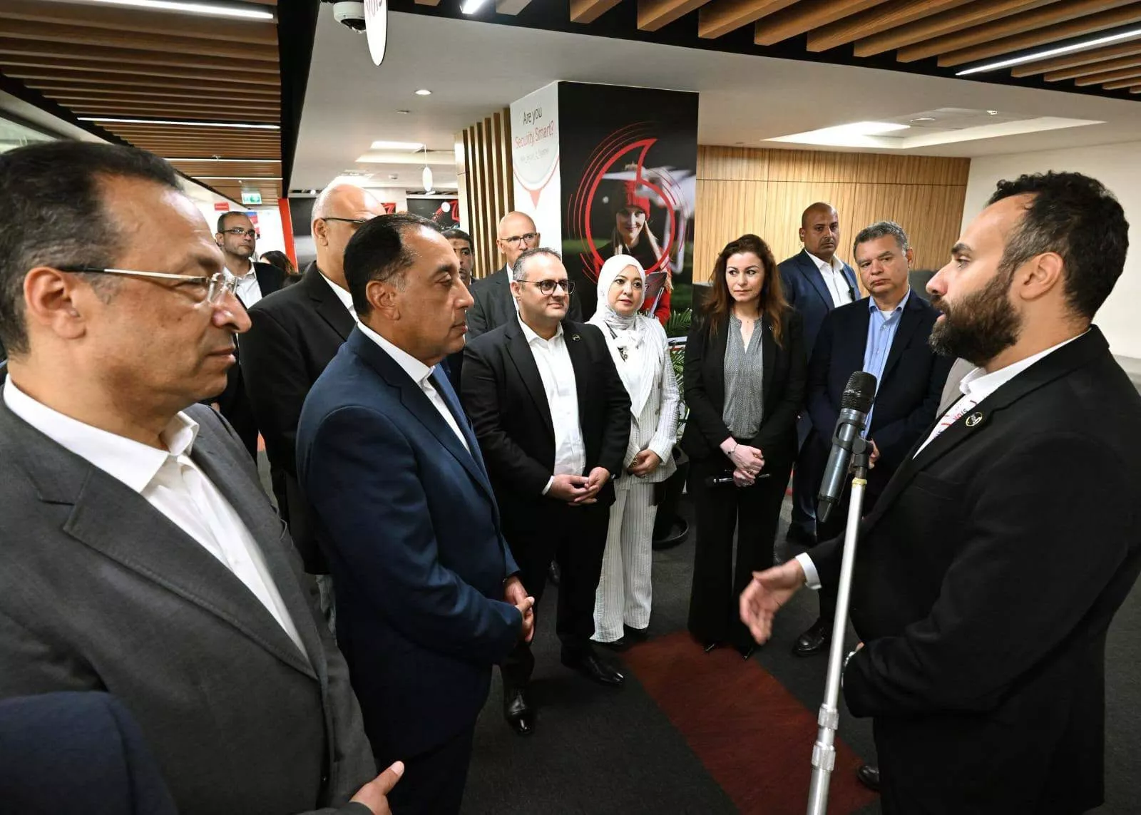 رئيس الوزراء يزور شركة فودافون للحلول الذكية