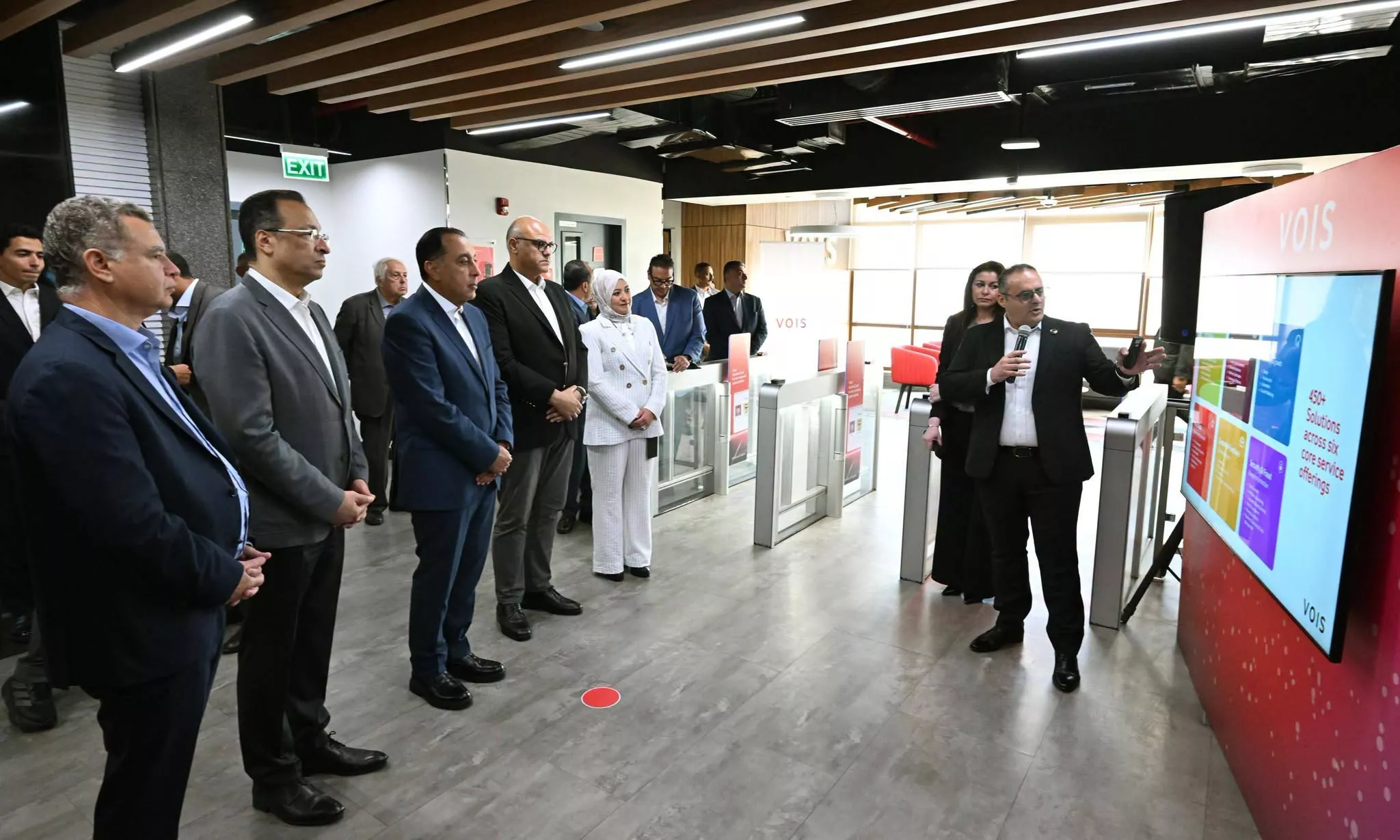 رئيس الوزراء يزور شركة فودافون للحلول الذكية