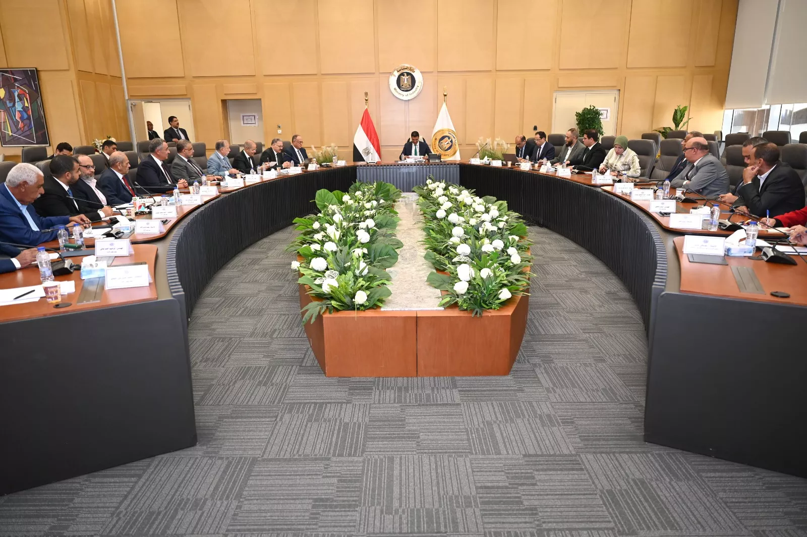 وزير الصناعة يعقد اجتماعًا موسعًا مع غرفة صناعات مواد البناء