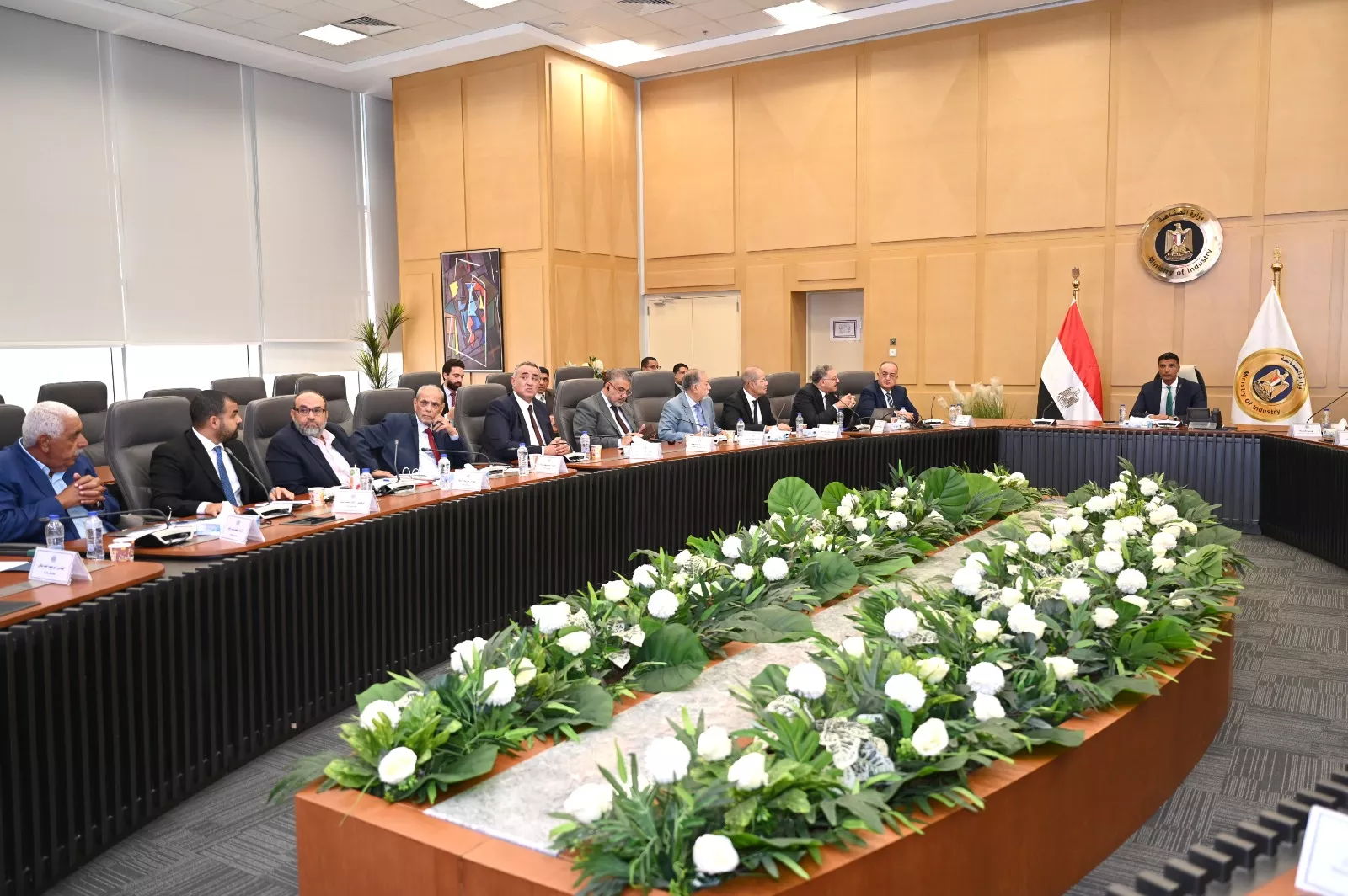 وزير الصناعة يعقد اجتماعًا موسعًا مع غرفة صناعات مواد البناء