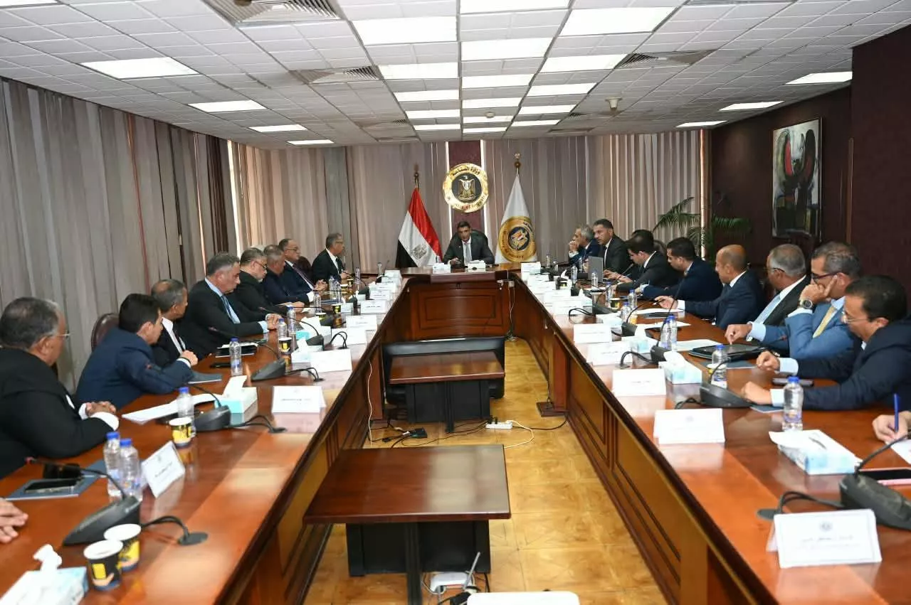 وزير الصناعة يجتمع مع اتحاد الصناعات المصرية وممثلي شعبة الصناعات المغذية لصناعة السيارات