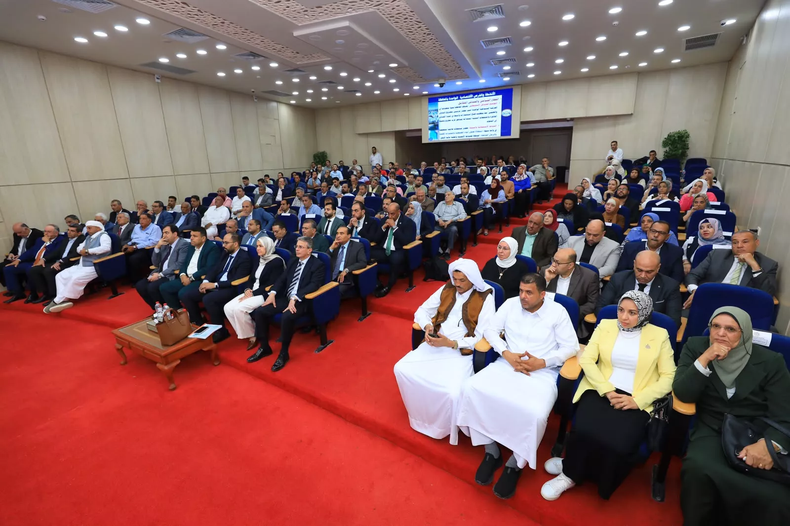 وزير المالية في حوار مفتوح مع رئيس اتحاد الغرف التجارية