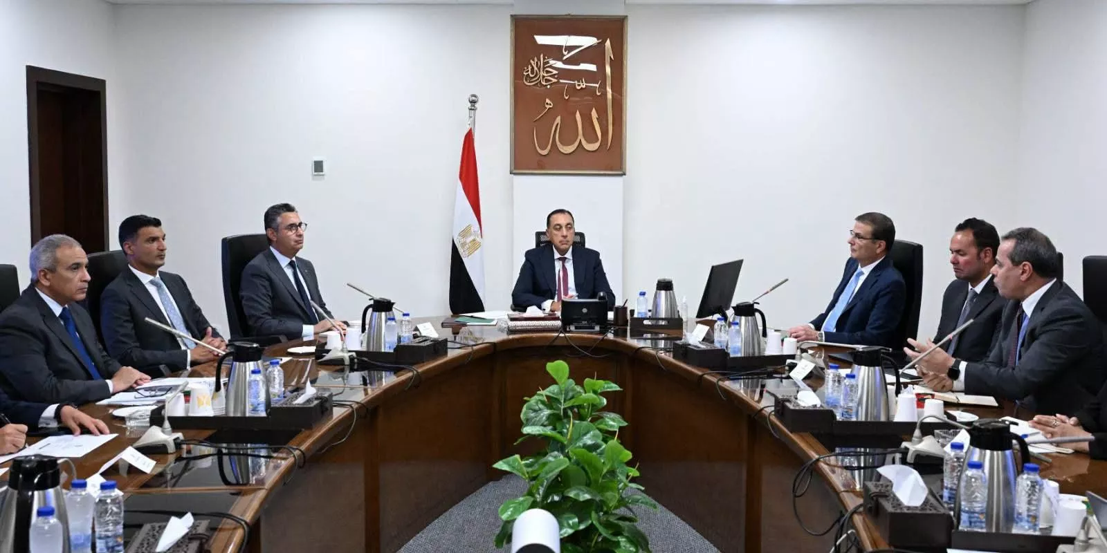 رئيس الوزراء يستعرض مقترح تنفيذ مبادرة القرية المنتجة