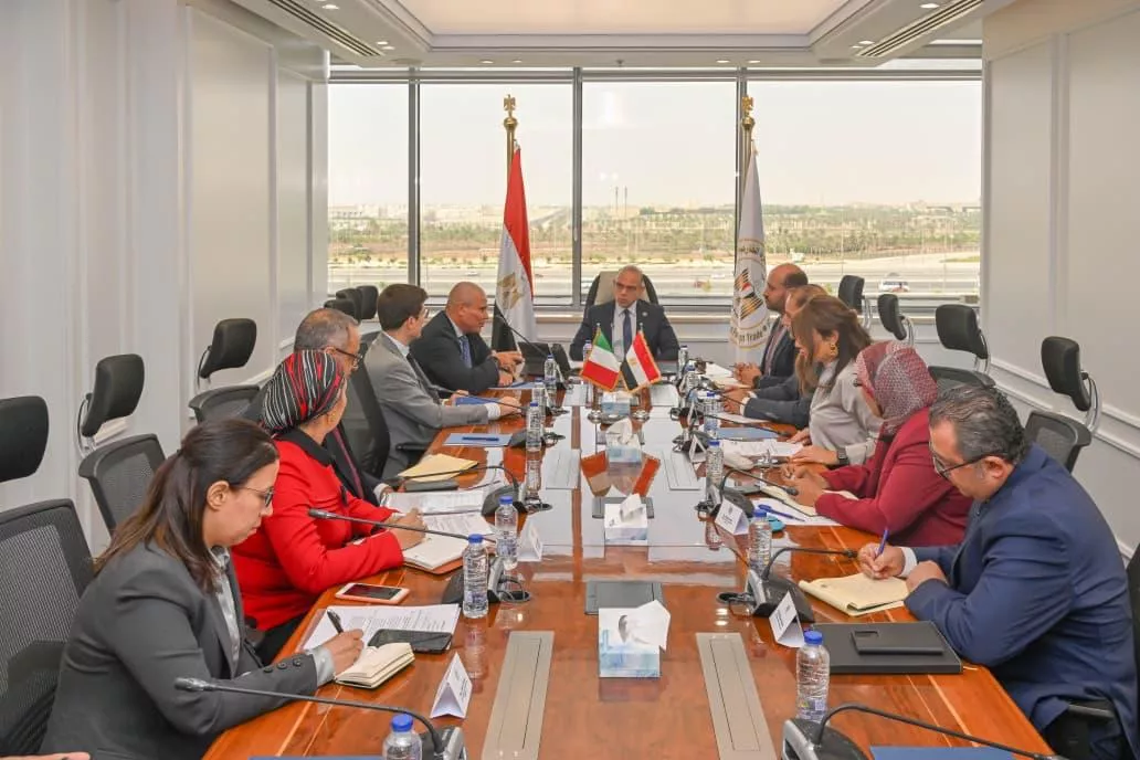 وزير الاستثمار والتجارة الخارجية يجتمع مع السفير الإيطالي