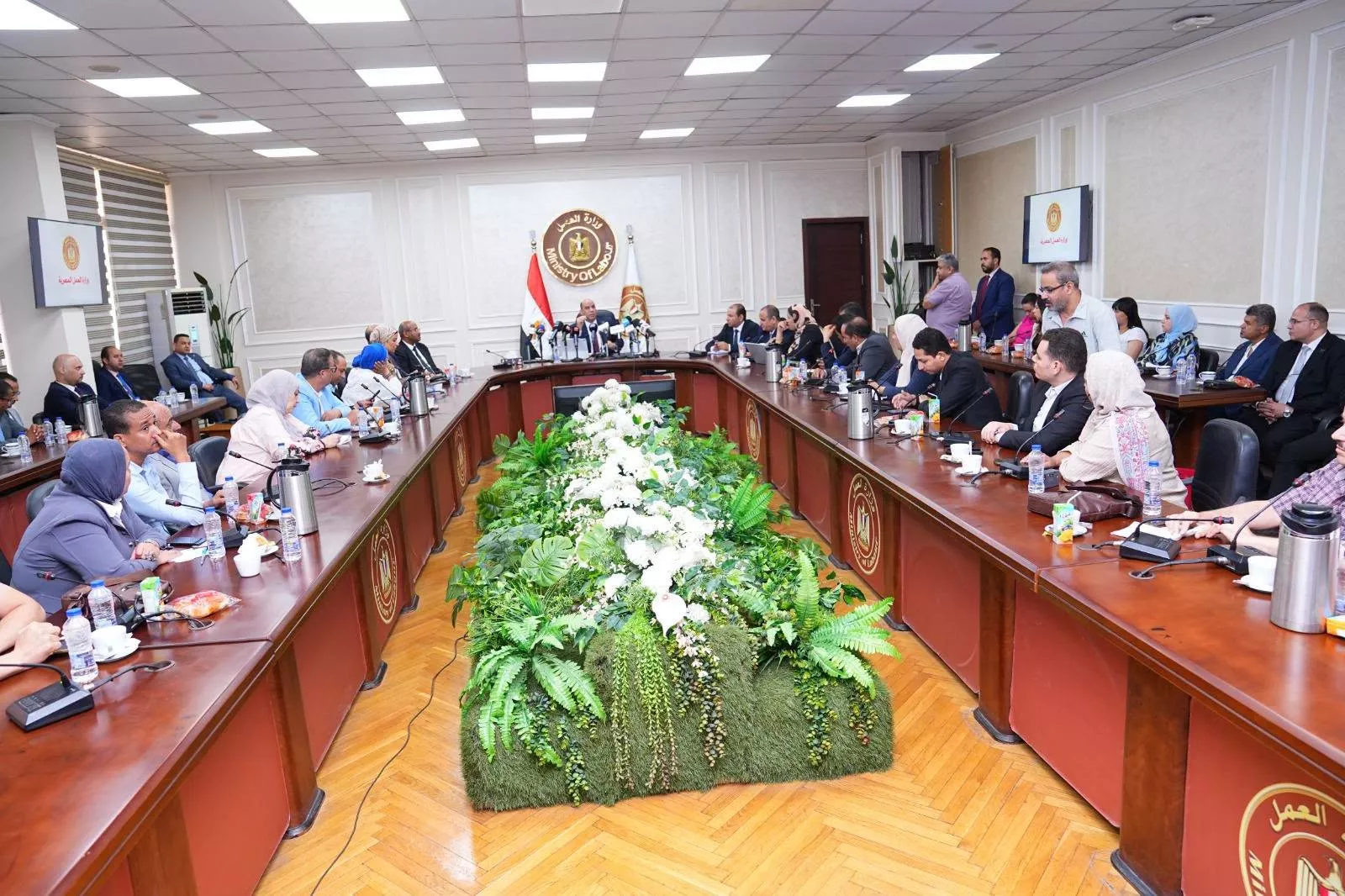 وزير العمل يعقد مؤتمرًا صحفيًا