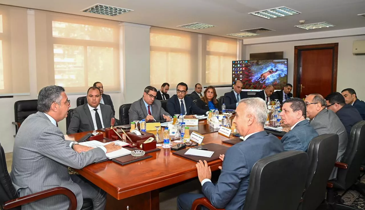 وزير التموين يجتمع مع كافة الجهات التابعة والمعنية بالوزارة