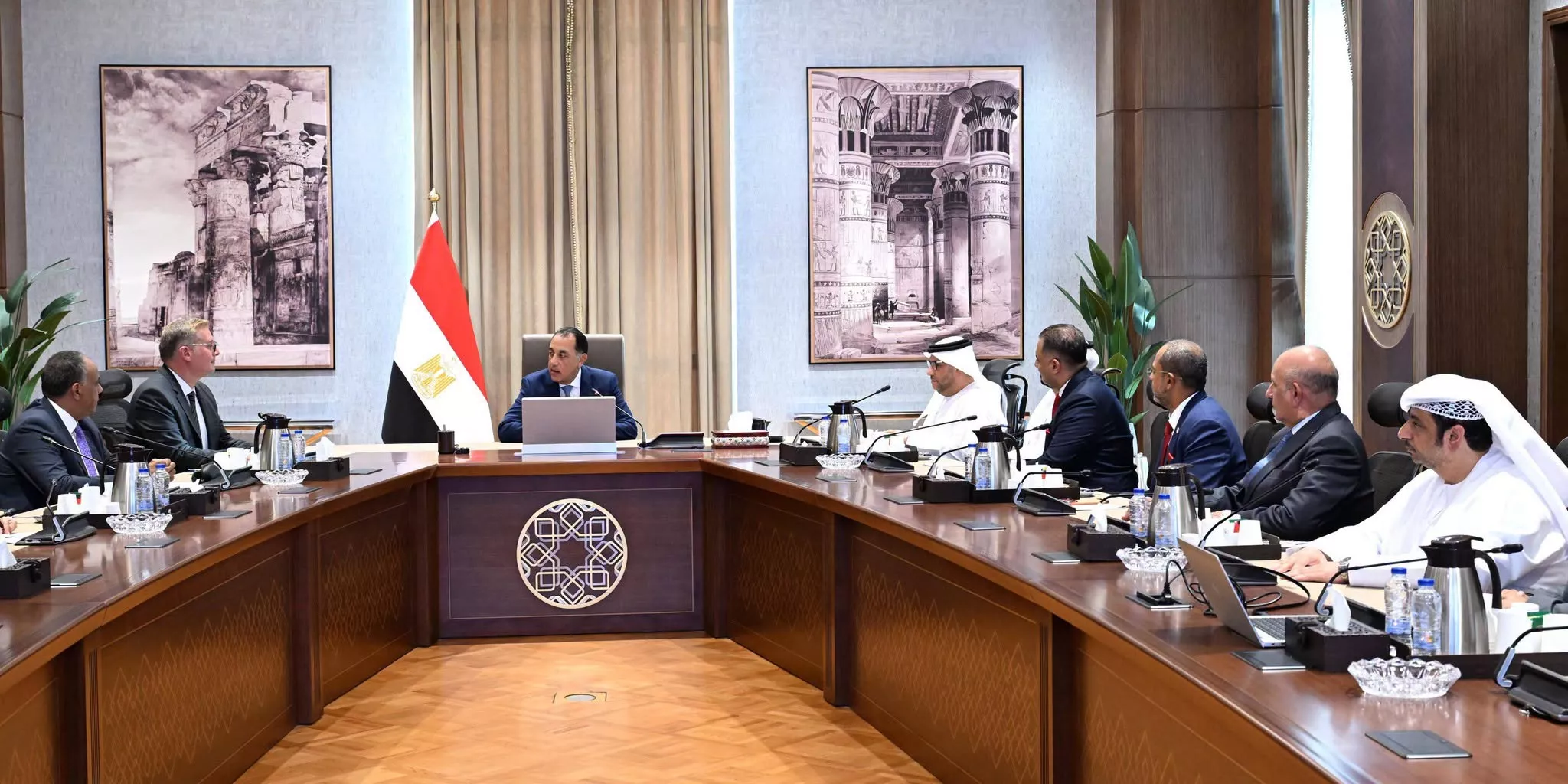 رئيس الوزراء يلتقي مع مسئولي إمارة الفجيرة