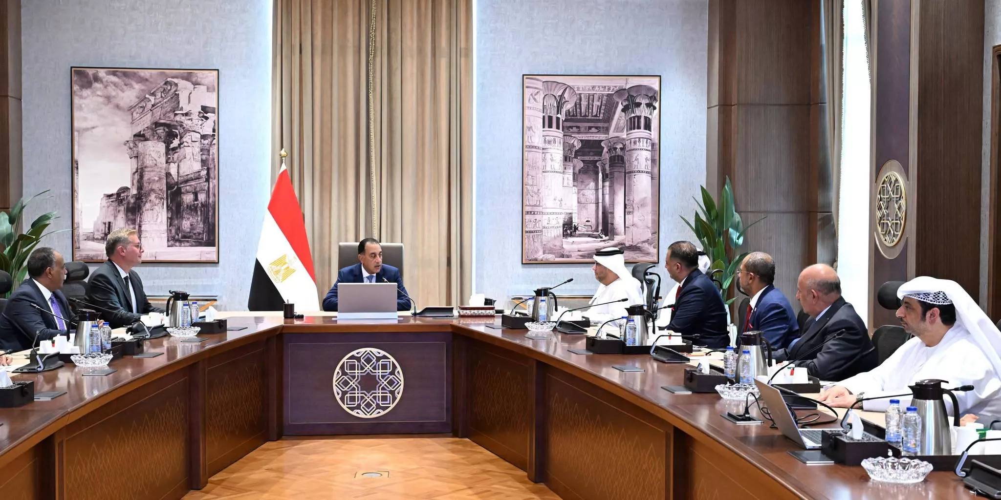 رئيس الوزراء يلتقي مع مسئولي إمارة الفجيرة