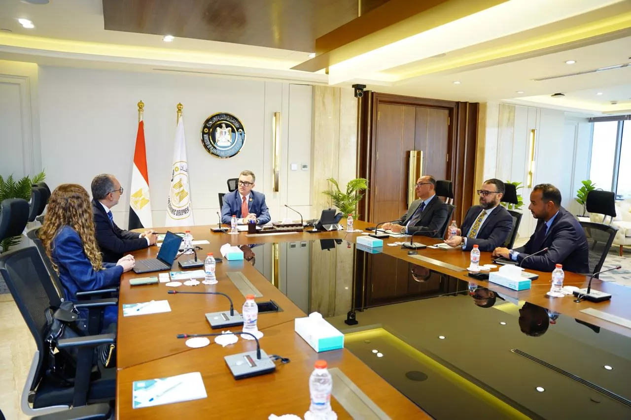 وزير التخطيط يلتقي مدير بمؤسسة التمويل الدولية