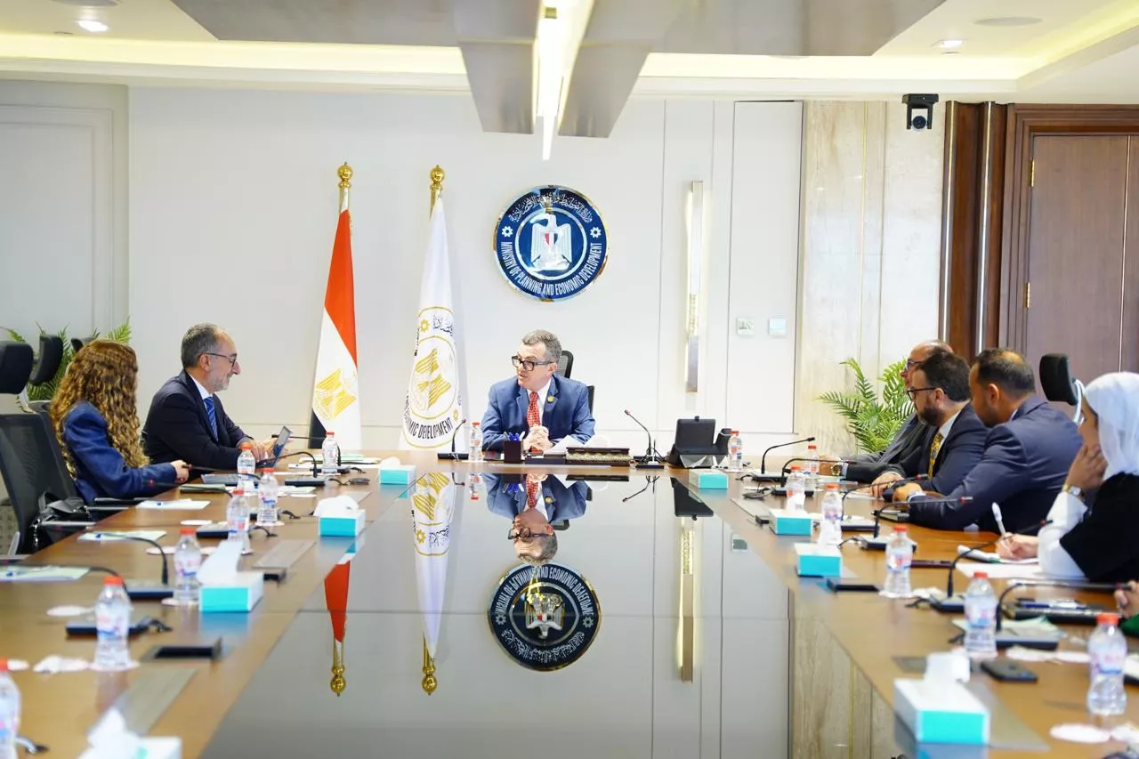 وزير التخطيط يلتقي مدير بمؤسسة التمويل الدولية