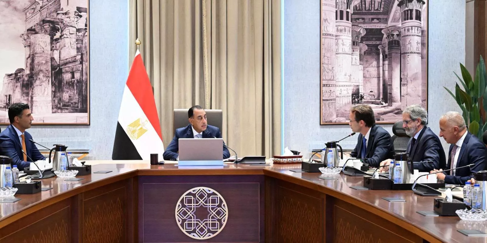 رئيس الوزراء يجتمع مع رئيس جونفاري إندستريز الإسبانية 