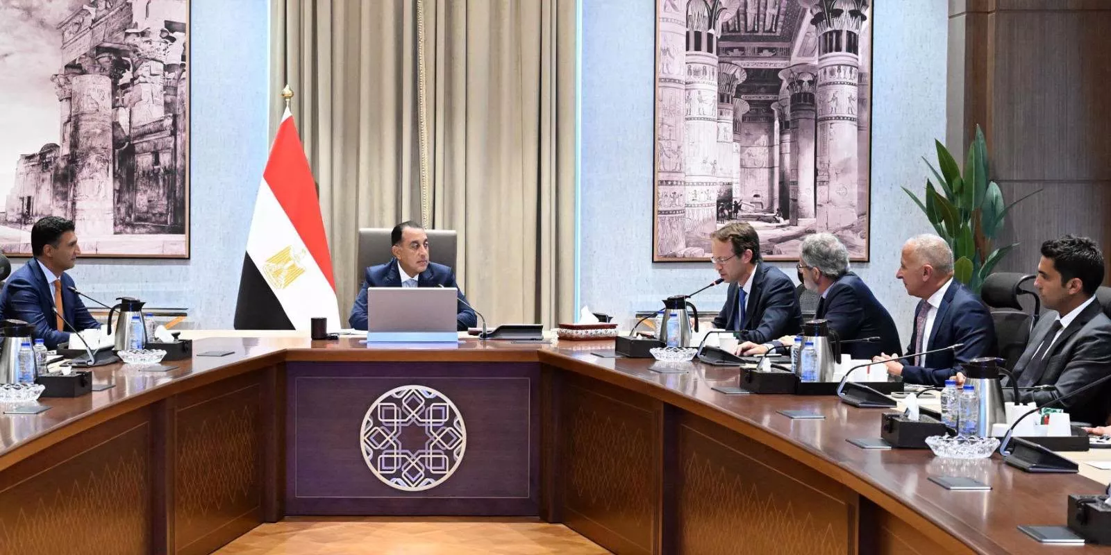 رئيس الوزراء يجتمع مع رئيس جونفاري إندستريز الإسبانية 