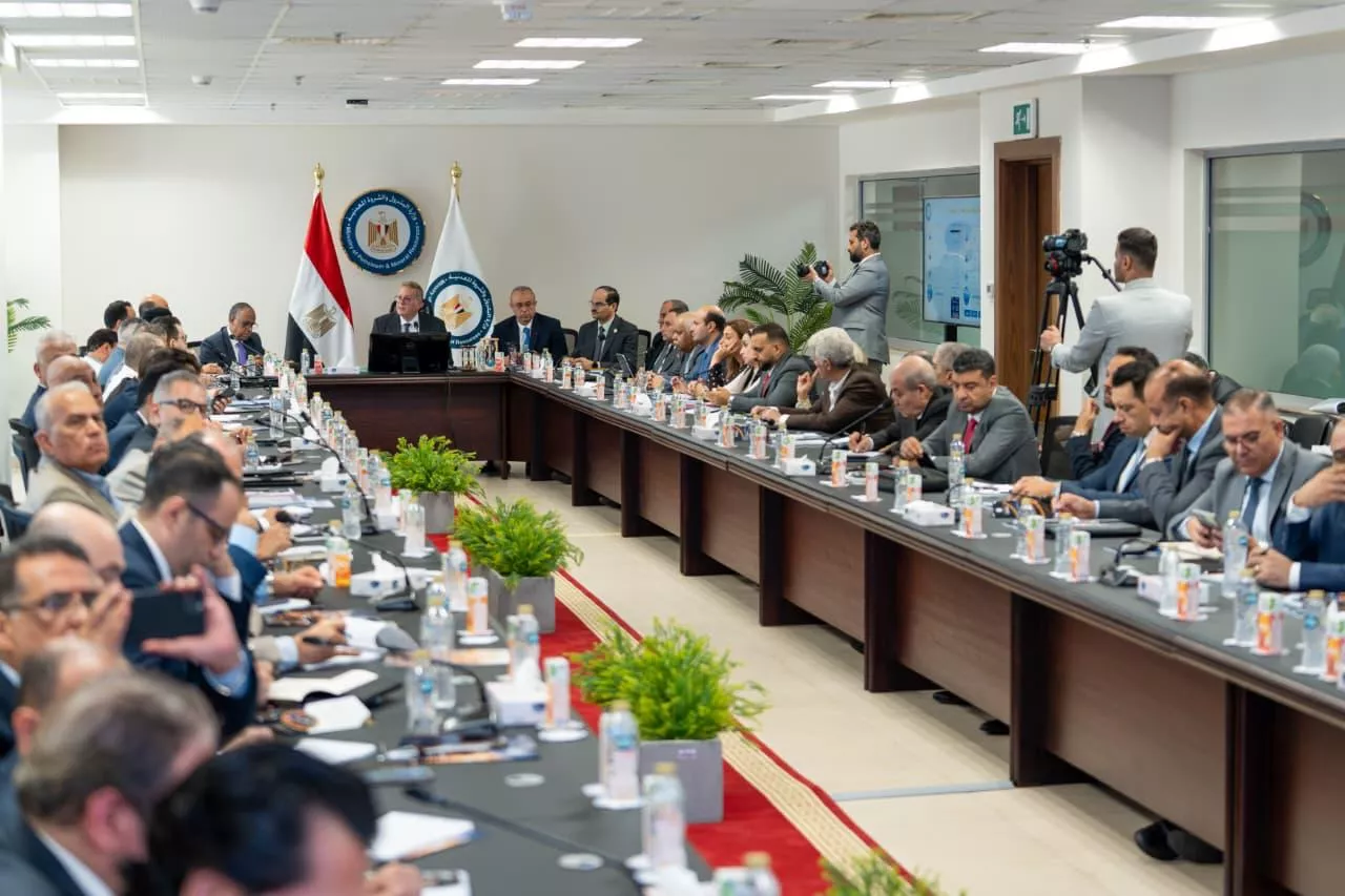 وزير البترول يجتمع مع رؤساء تحرير الصحف ومقدمي البرامج الحوارية