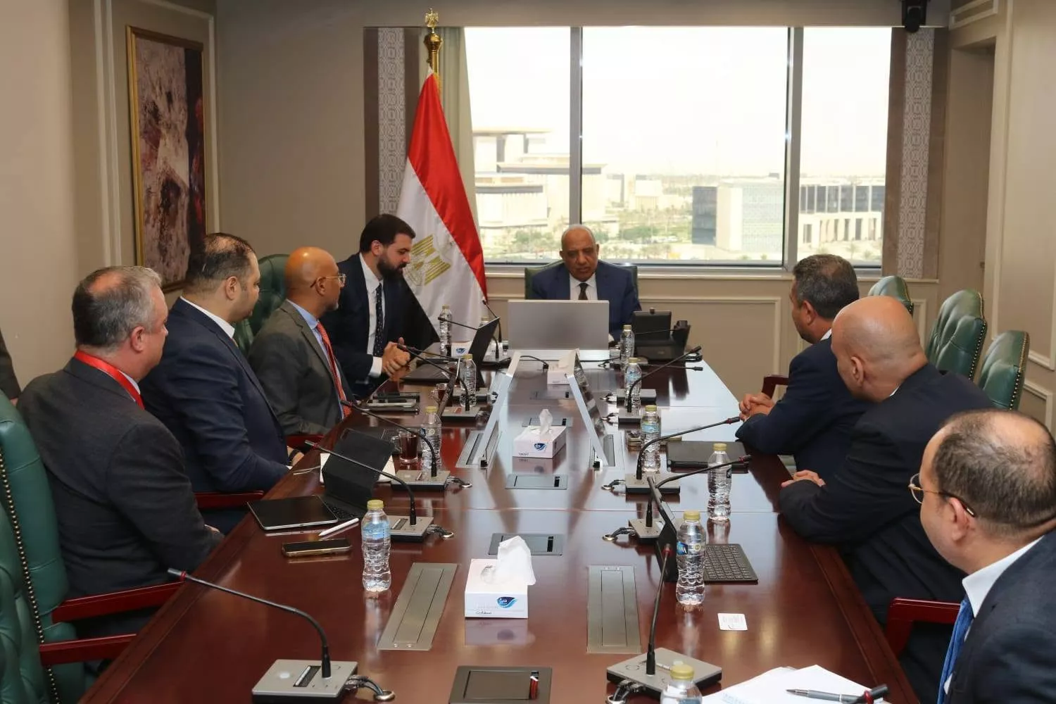 وزير الكهرباء يلتقي بوفد شركة هيكا داتا