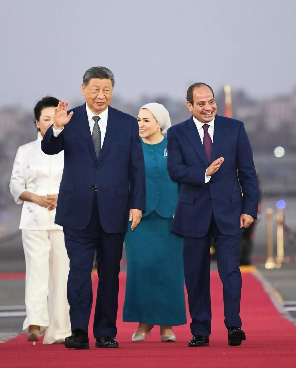 الرئيس السيسي يستقبل نظيره الصيني في مطار القاهرة