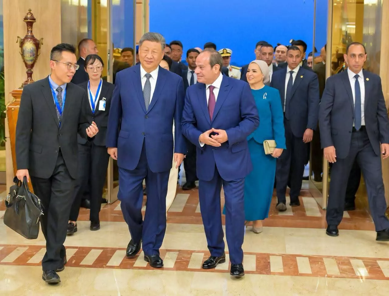 الرئيس السيسي يستقبل نظيره الصيني في مطار القاهرة