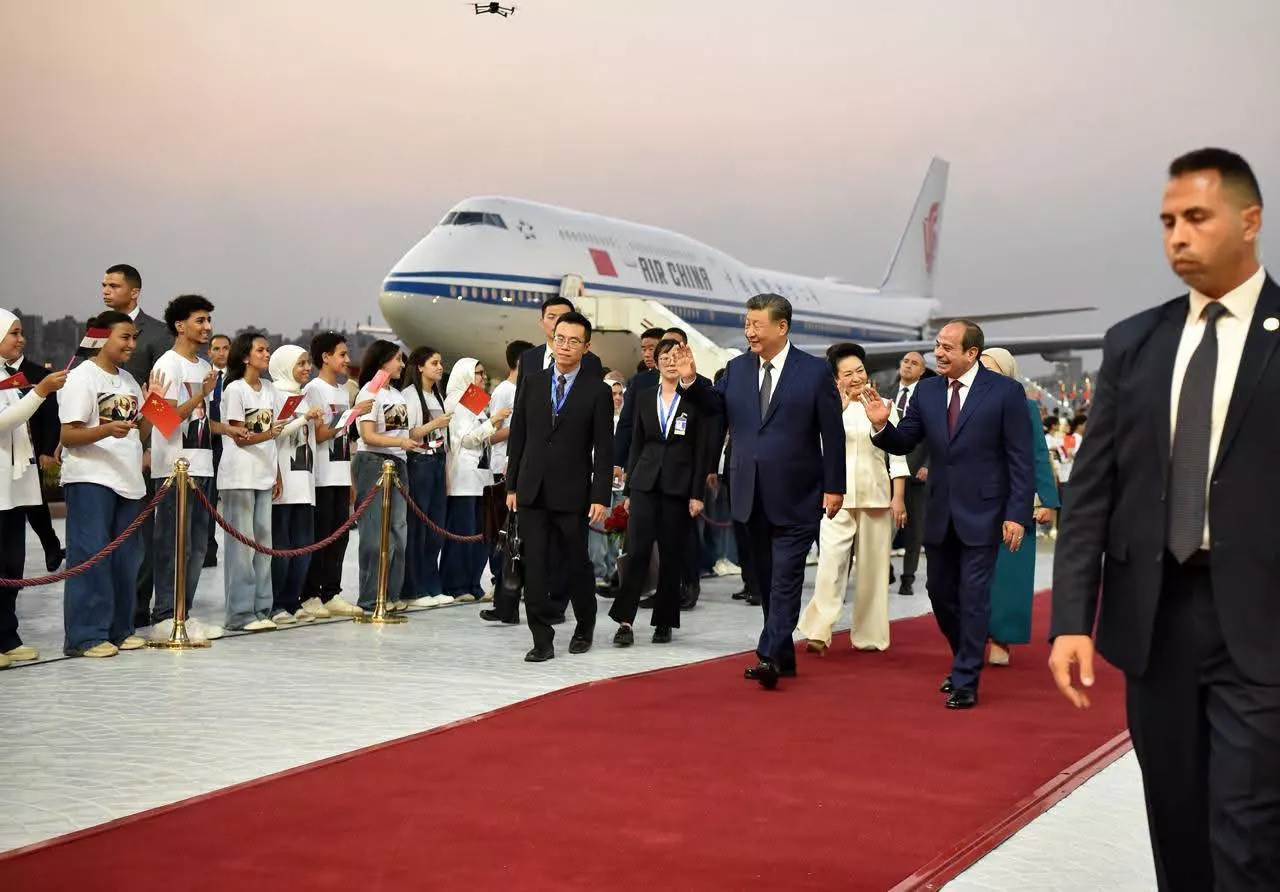 الرئيس السيسي يستقبل نظيره الصيني في مطار القاهرة