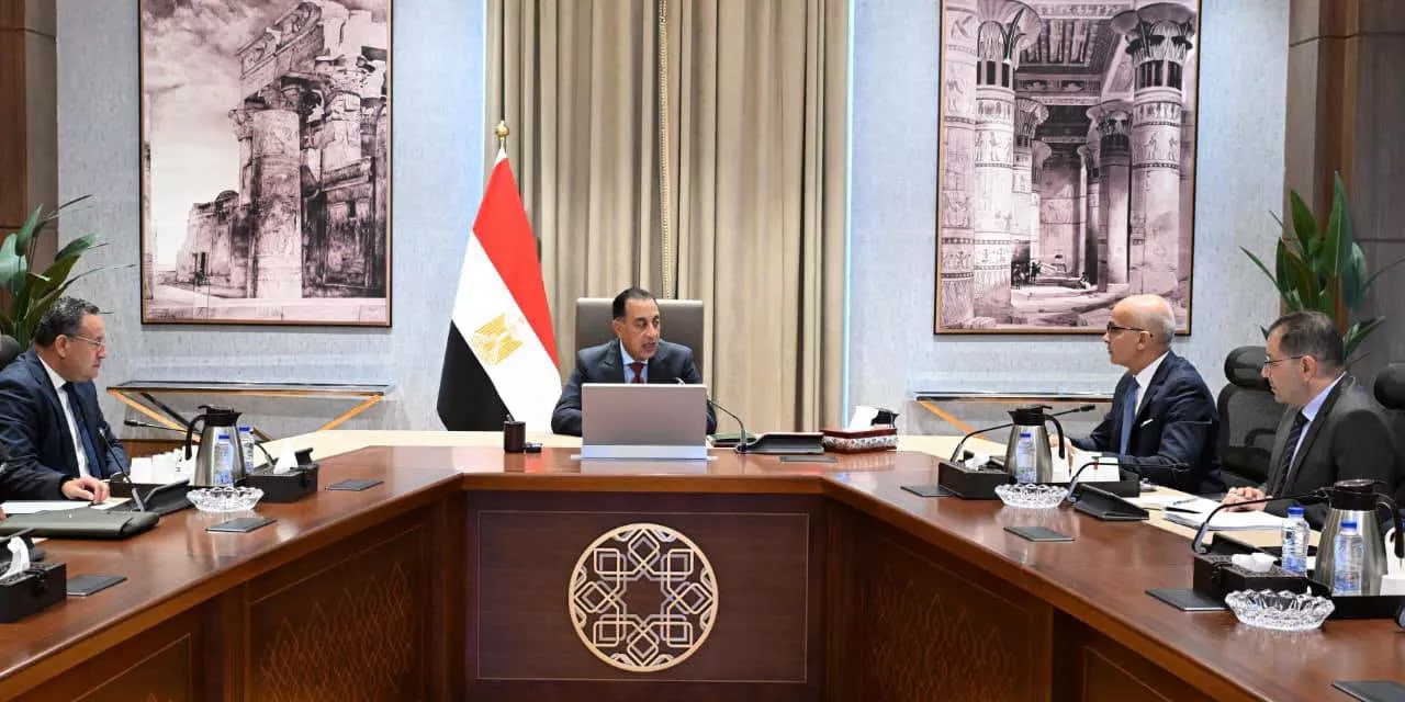 رئيس الوزراء يتابع جهود الشراكة مع جامعة إكستر البريطانية