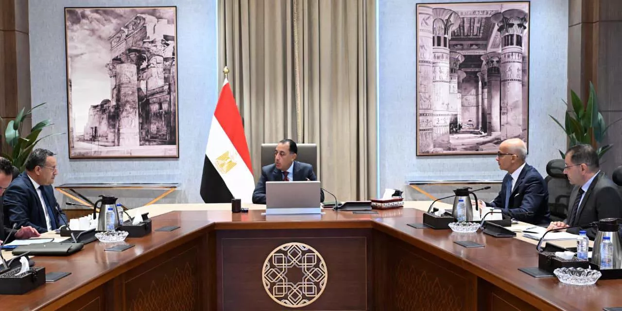 رئيس الوزراء يتابع جهود الشراكة مع جامعة إكستر البريطانية