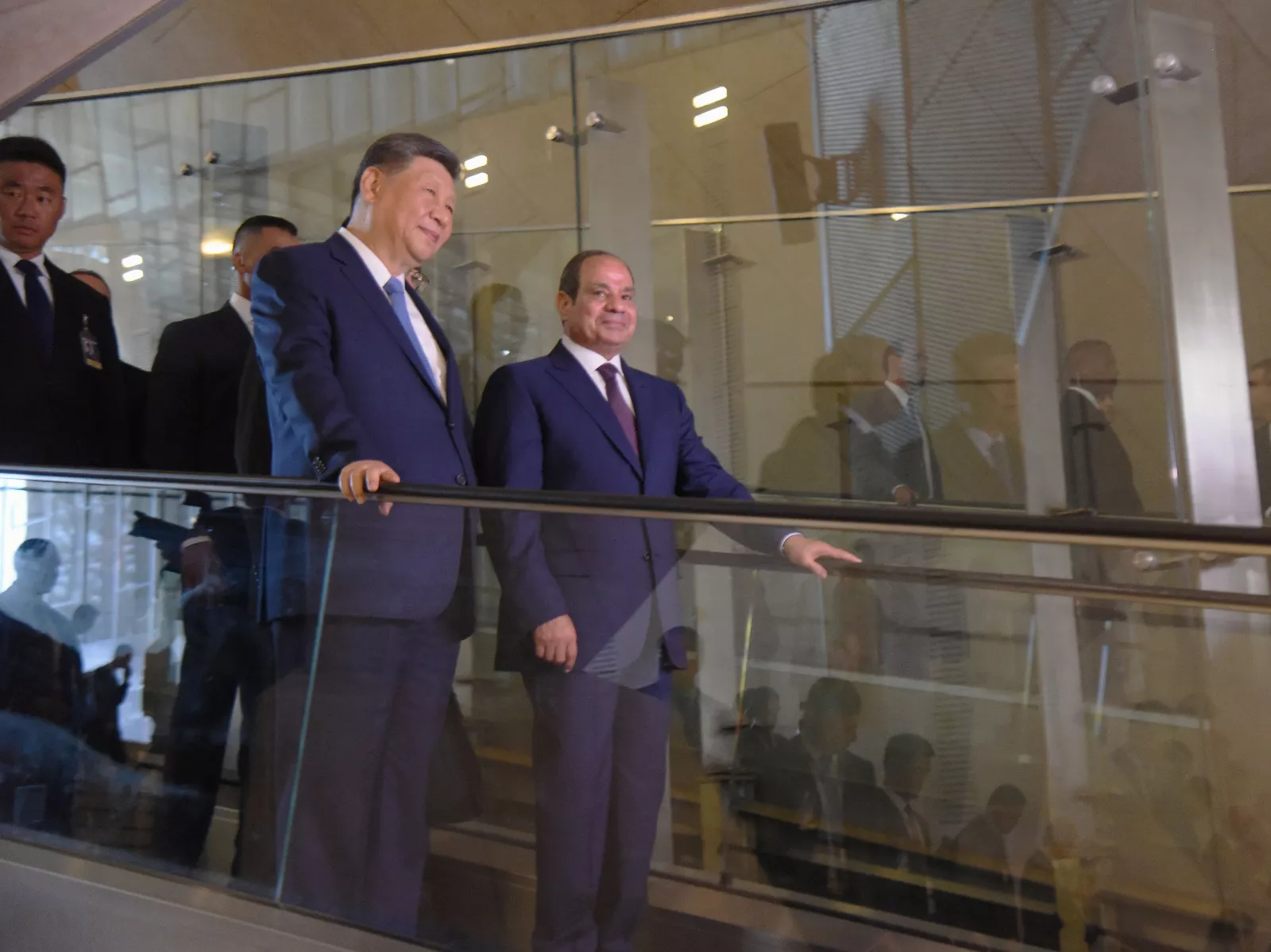 السيسي وقرينته يصطحبان الرئيس الصيني وزوجته بجوله في المتحف المصري الكبير