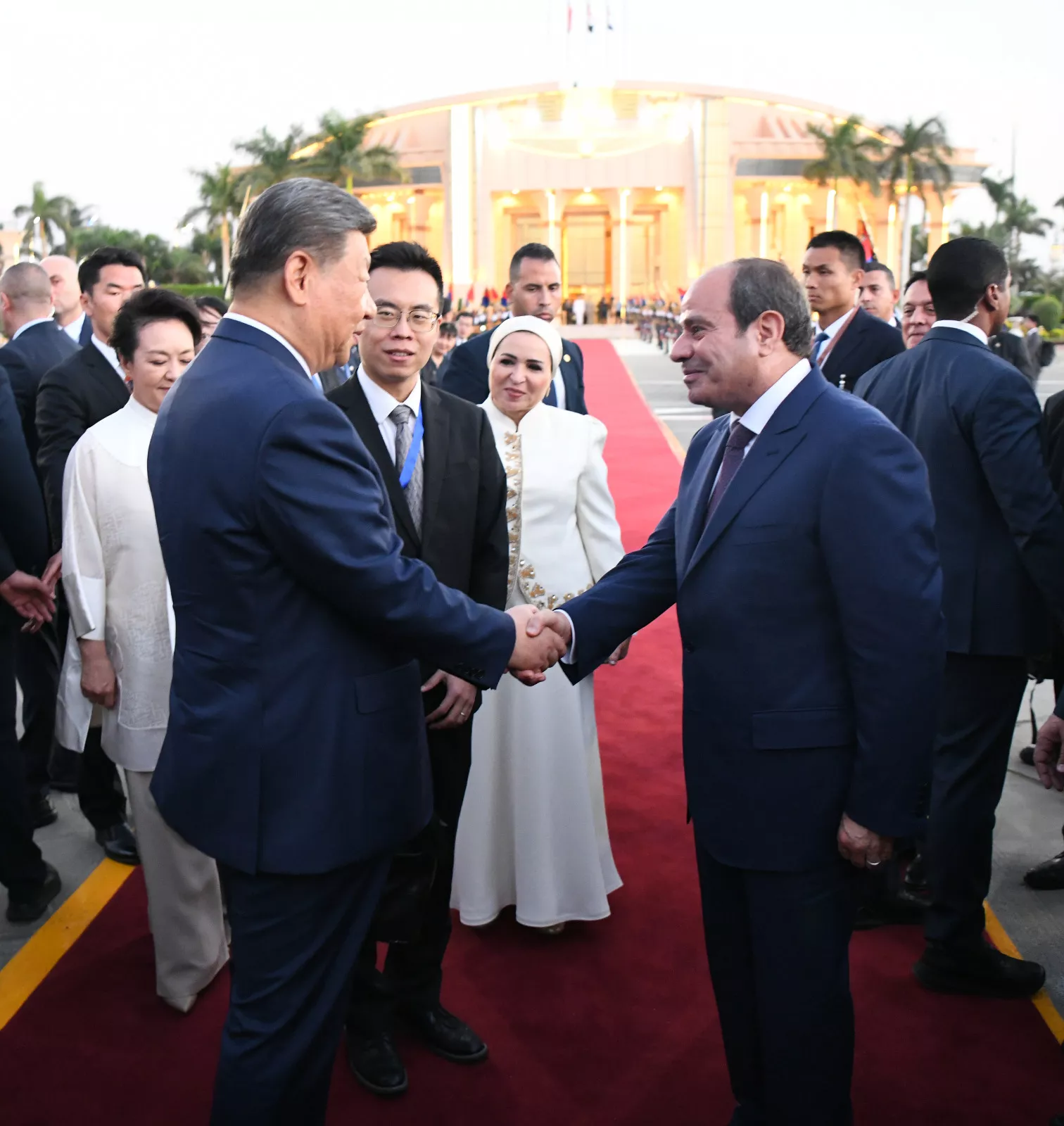 السيسي وقرينته يصطحبان الرئيس الصيني وزوجته بجوله في المتحف المصري الكبير