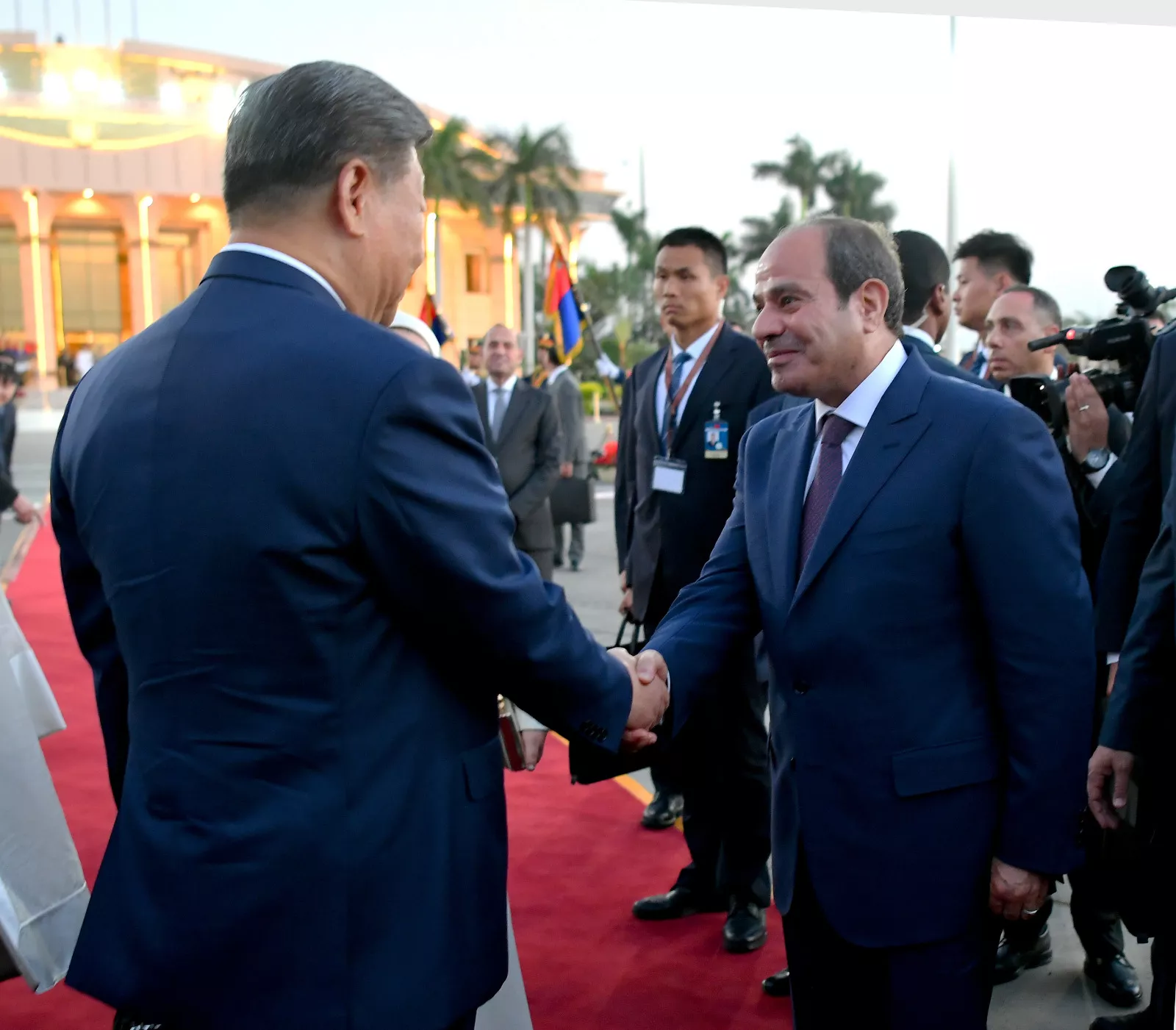 السيسي وقرينته يصطحبان الرئيس الصيني وزوجته بجوله في المتحف المصري الكبير