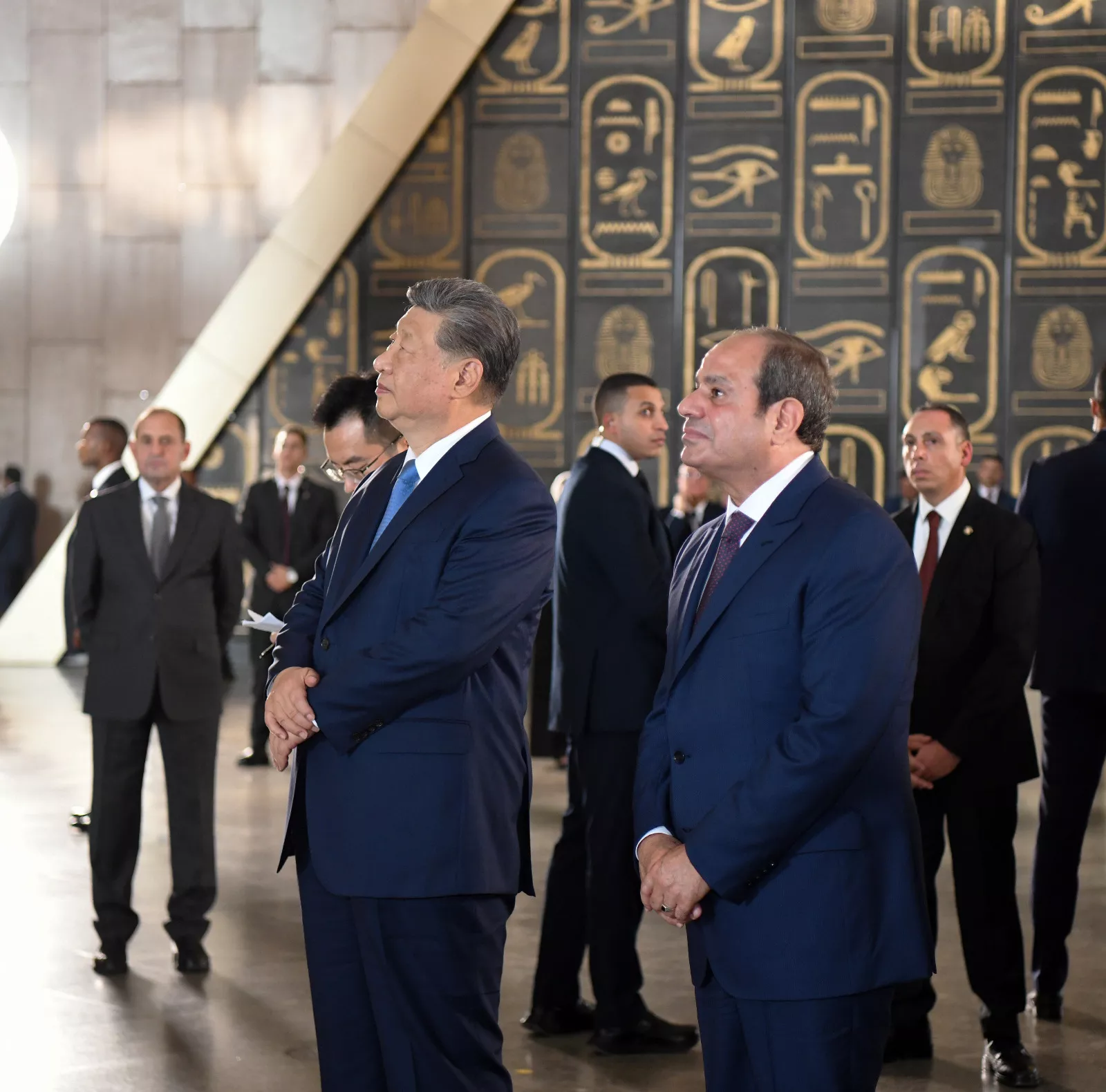 السيسي وقرينته يصطحبان الرئيس الصيني وزوجته بجوله في المتحف المصري الكبير
