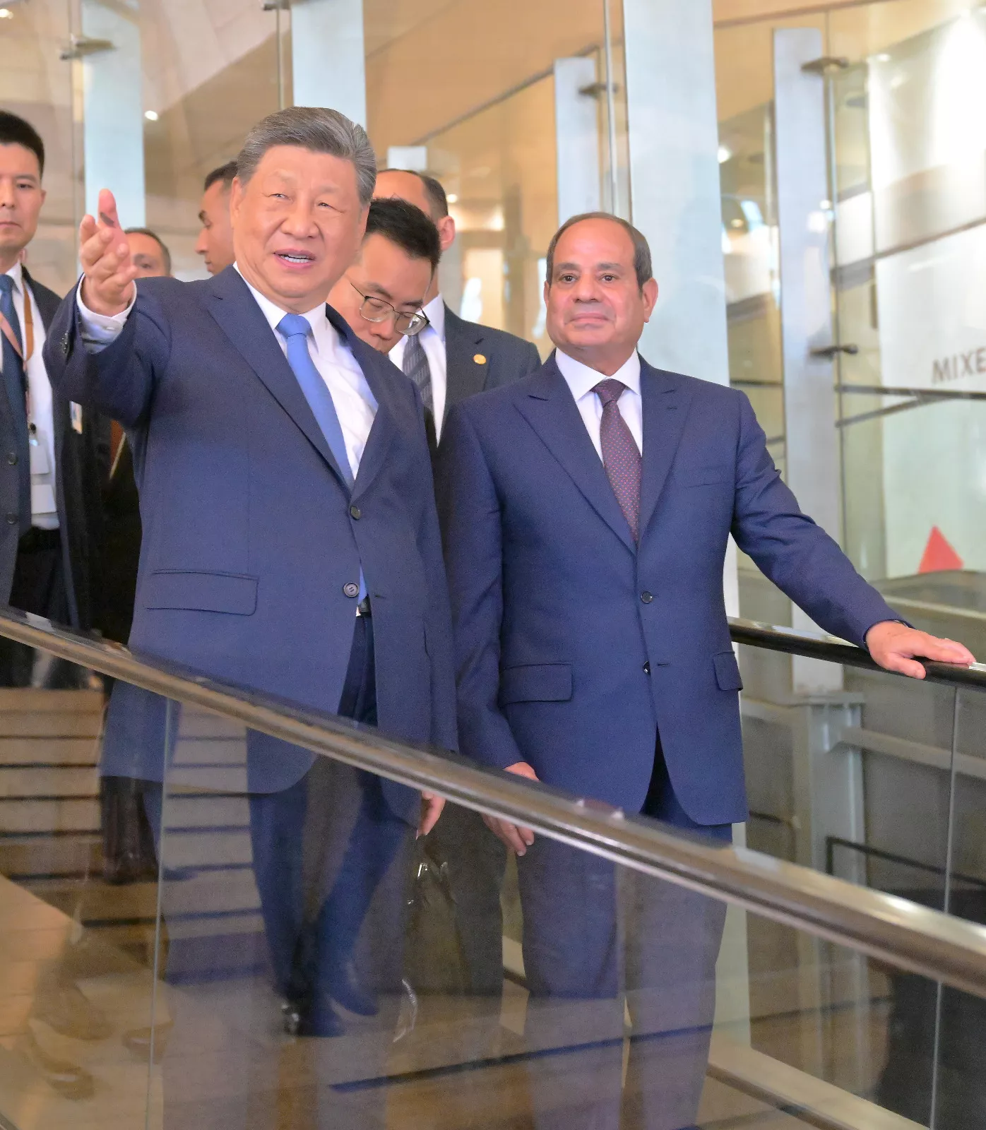 السيسي وقرينته يصطحبان الرئيس الصيني وزوجته بجوله في المتحف المصري الكبير