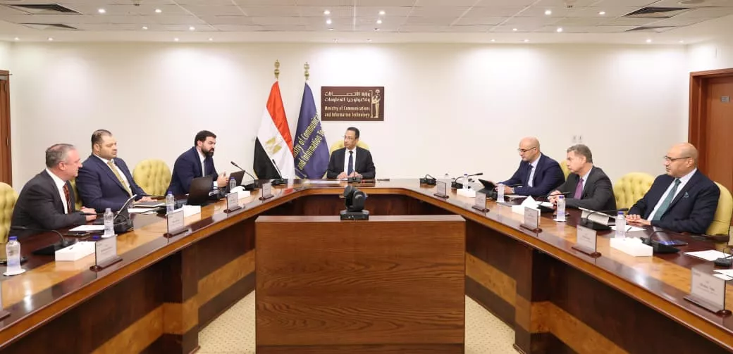 وزير الاتصالات يجتمع مع وفد شركة هيكا داتا