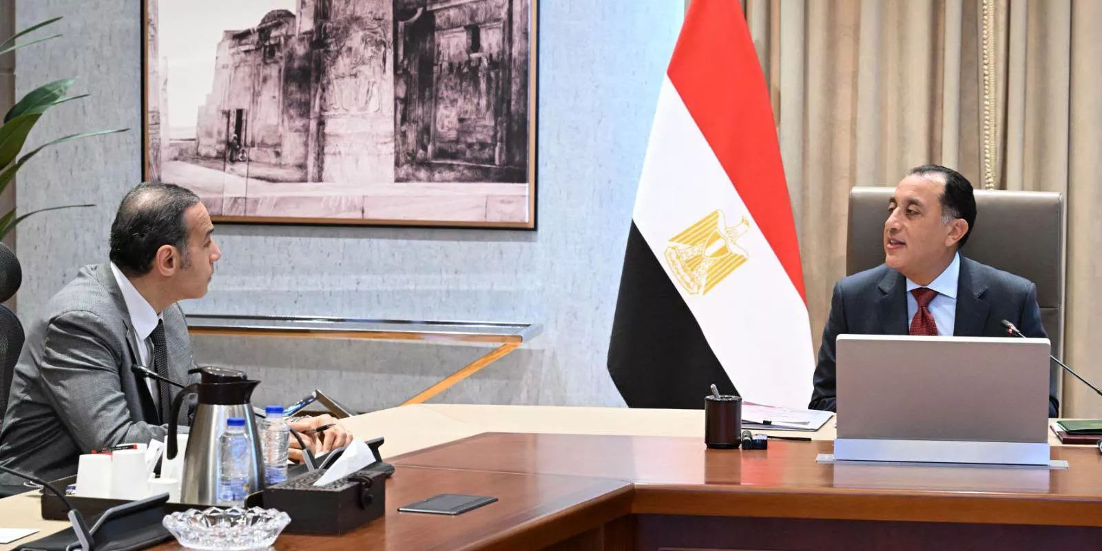 رئيس الوزراء يجتمع مع رئيس الهيئة العامة للرقابة المالية