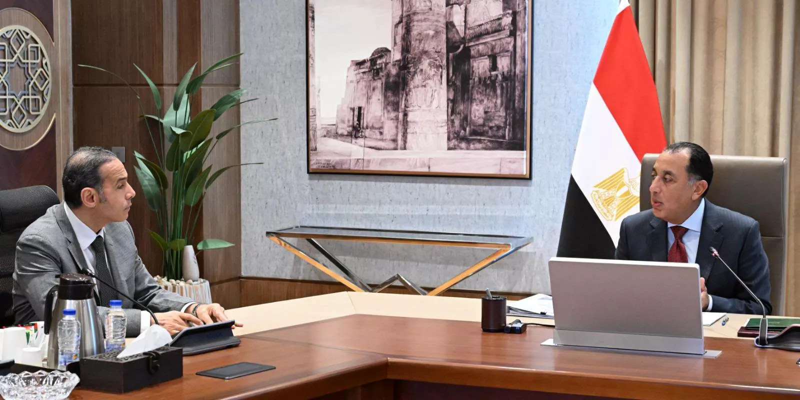 رئيس الوزراء يجتمع مع رئيس الهيئة العامة للرقابة المالية