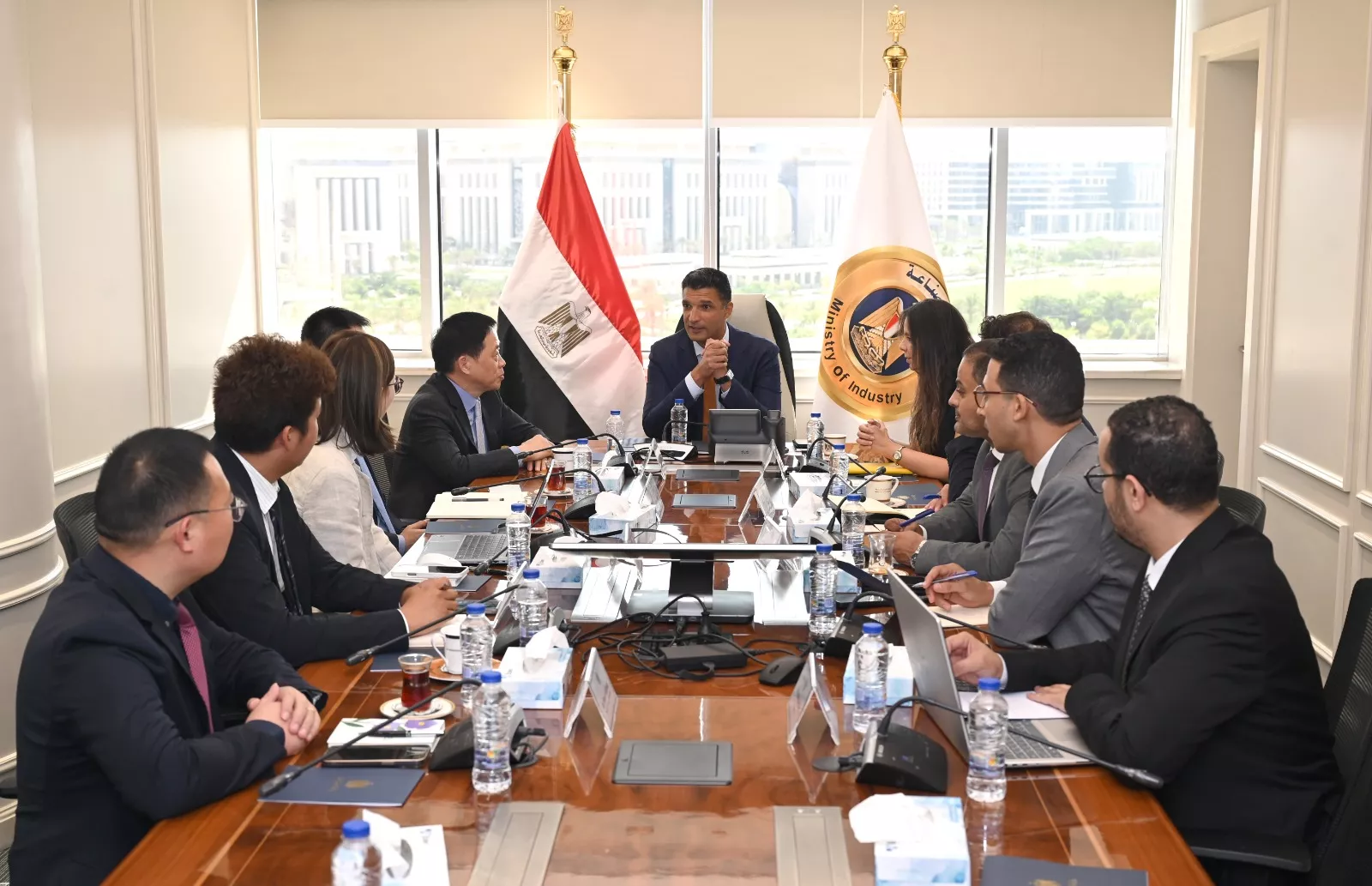 وزير الصناعة يلتقي وفد مجموعة كينجدوم الصينية لخيوط الكتان